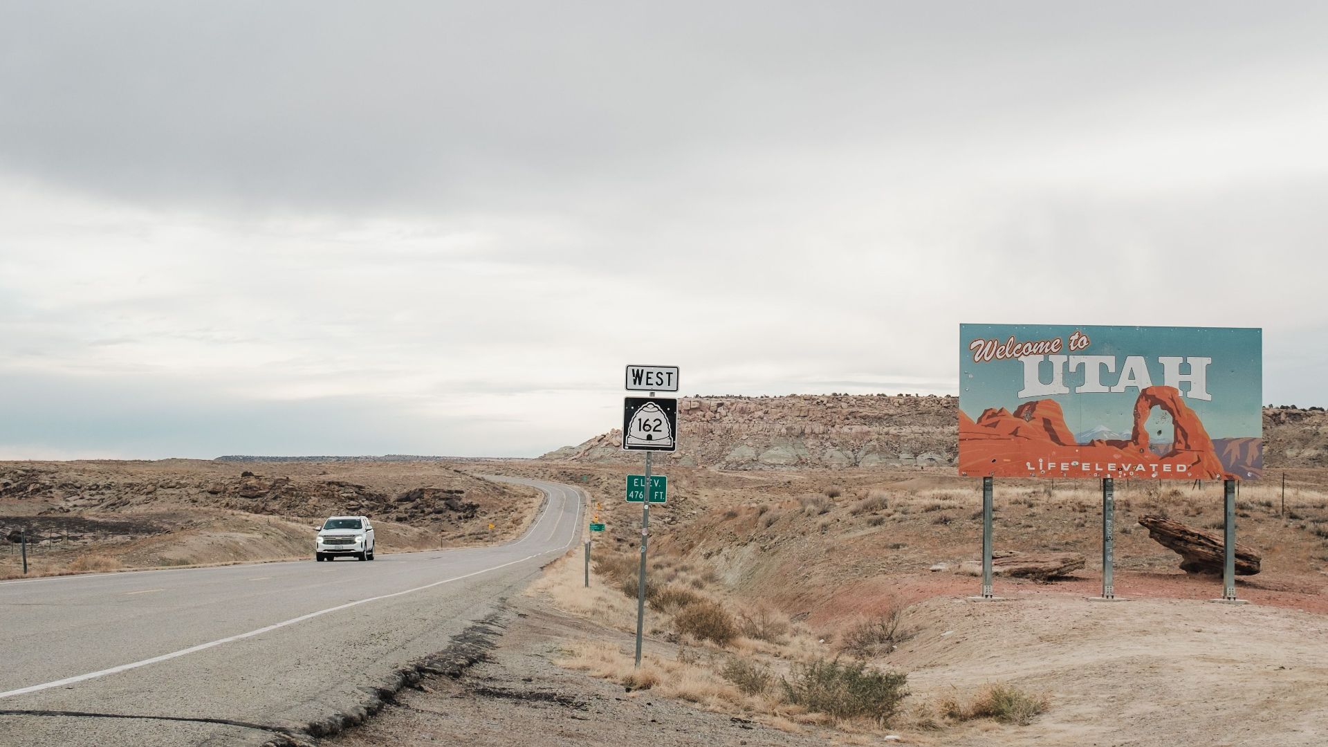 Discover the desert beauty on a road trip at the Utah Welcome sign, ideal for travel and adventure enthusiasts.