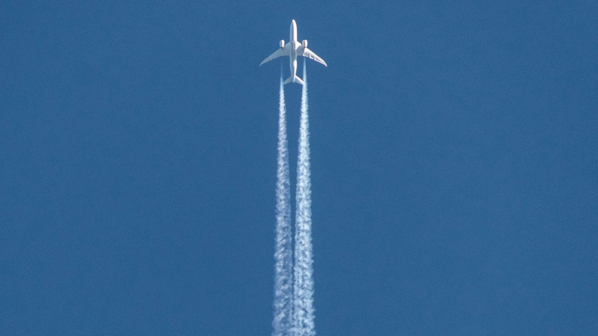 plane doing contrail show