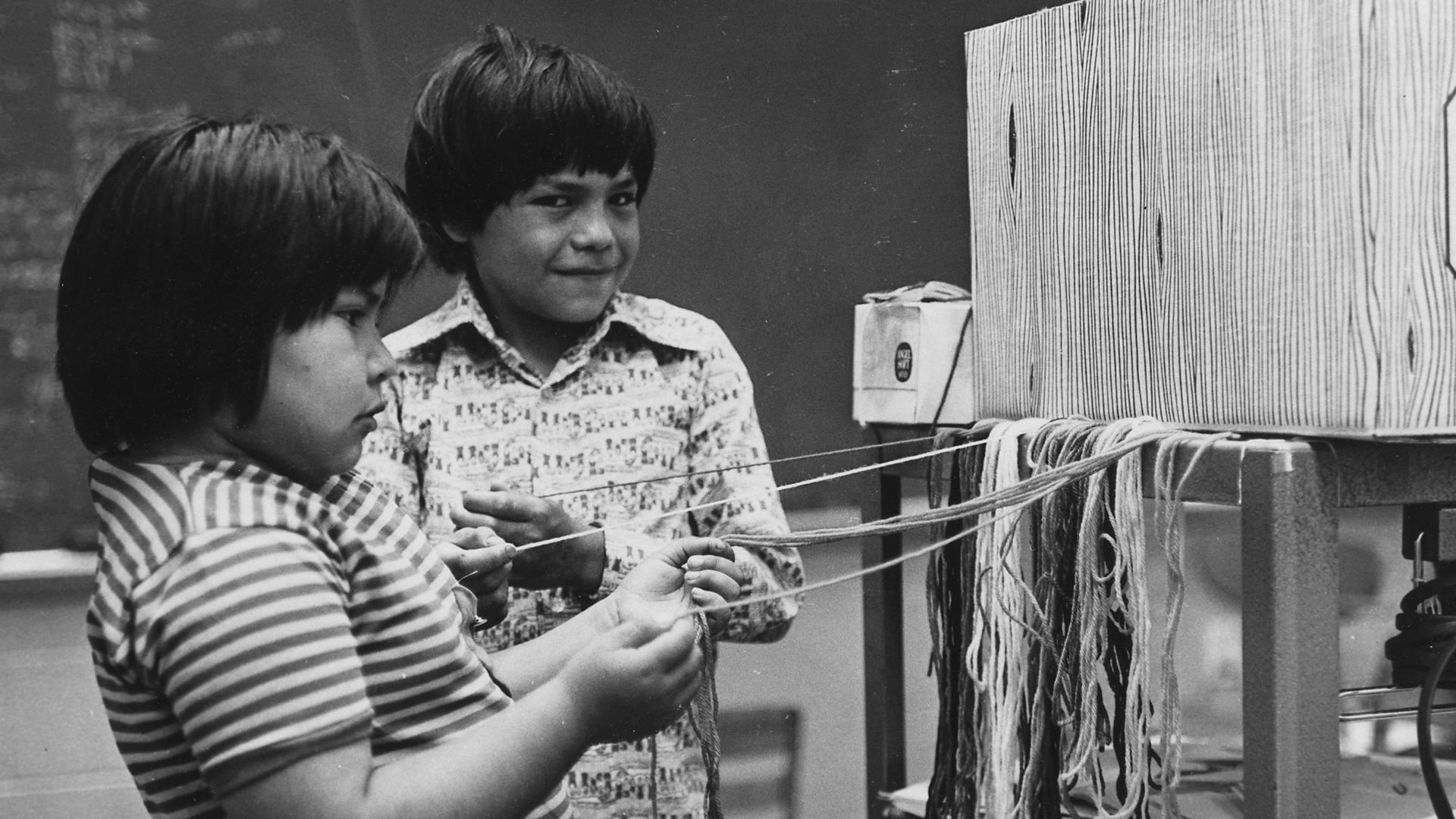 File:Cherokee Children Weaving Yarn. - NARA - 281603.jpg