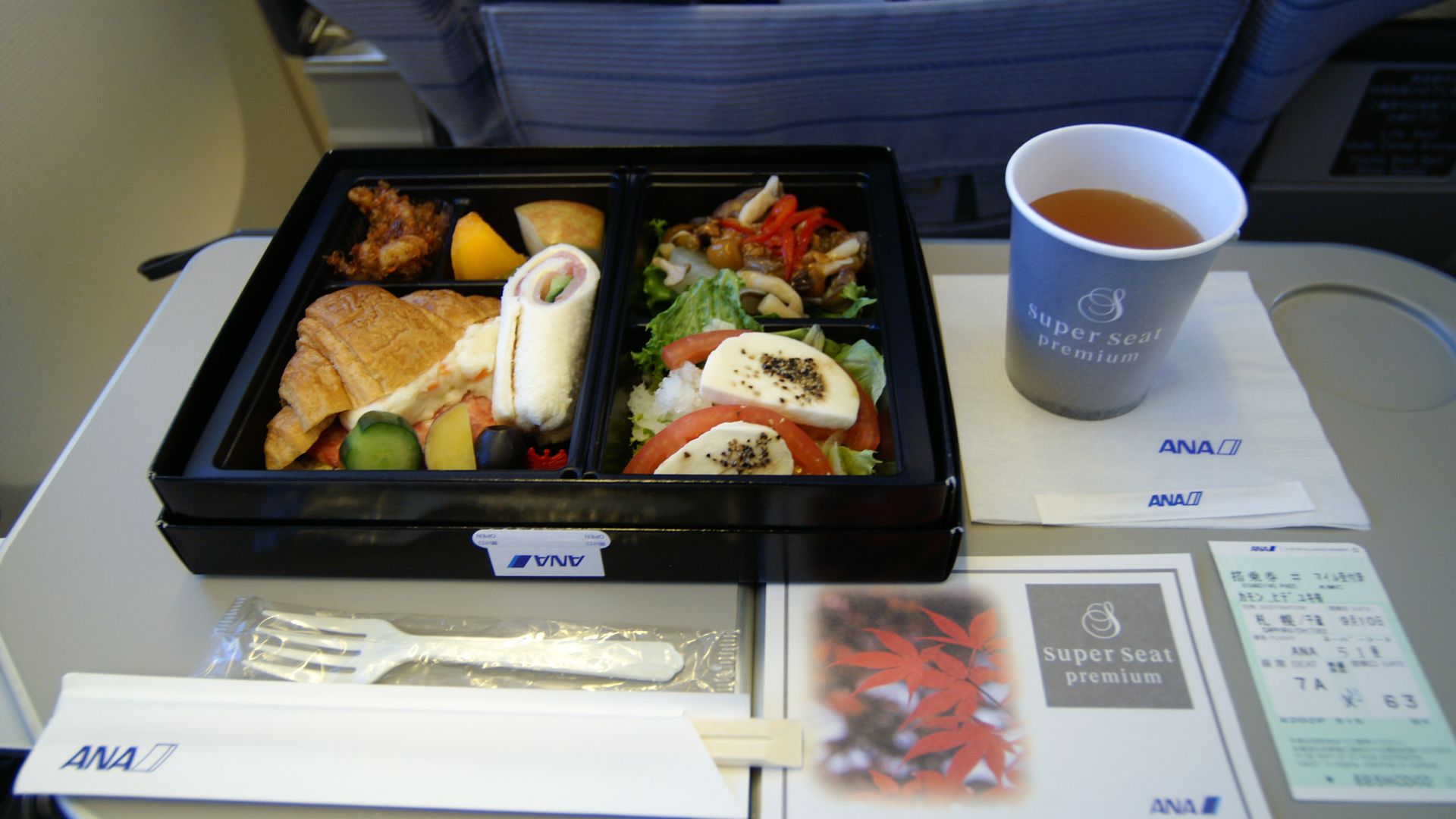 機内食(朝食)が出ました。(2006/09/10 In Flight, NH51, JAPAN)In-Flight Meal