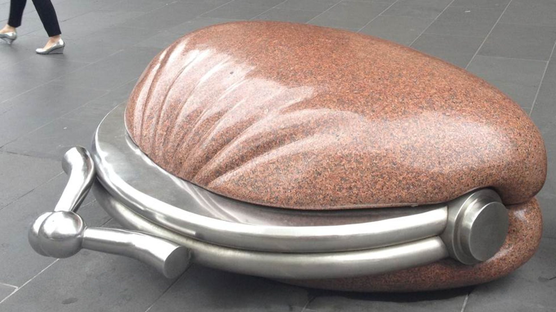 Giant coin purse in Melbourne on Burke Street mall, outside of H&M/ the GPO Building.https://citycollection.melbourne.vic.gov.au/the-public-purse