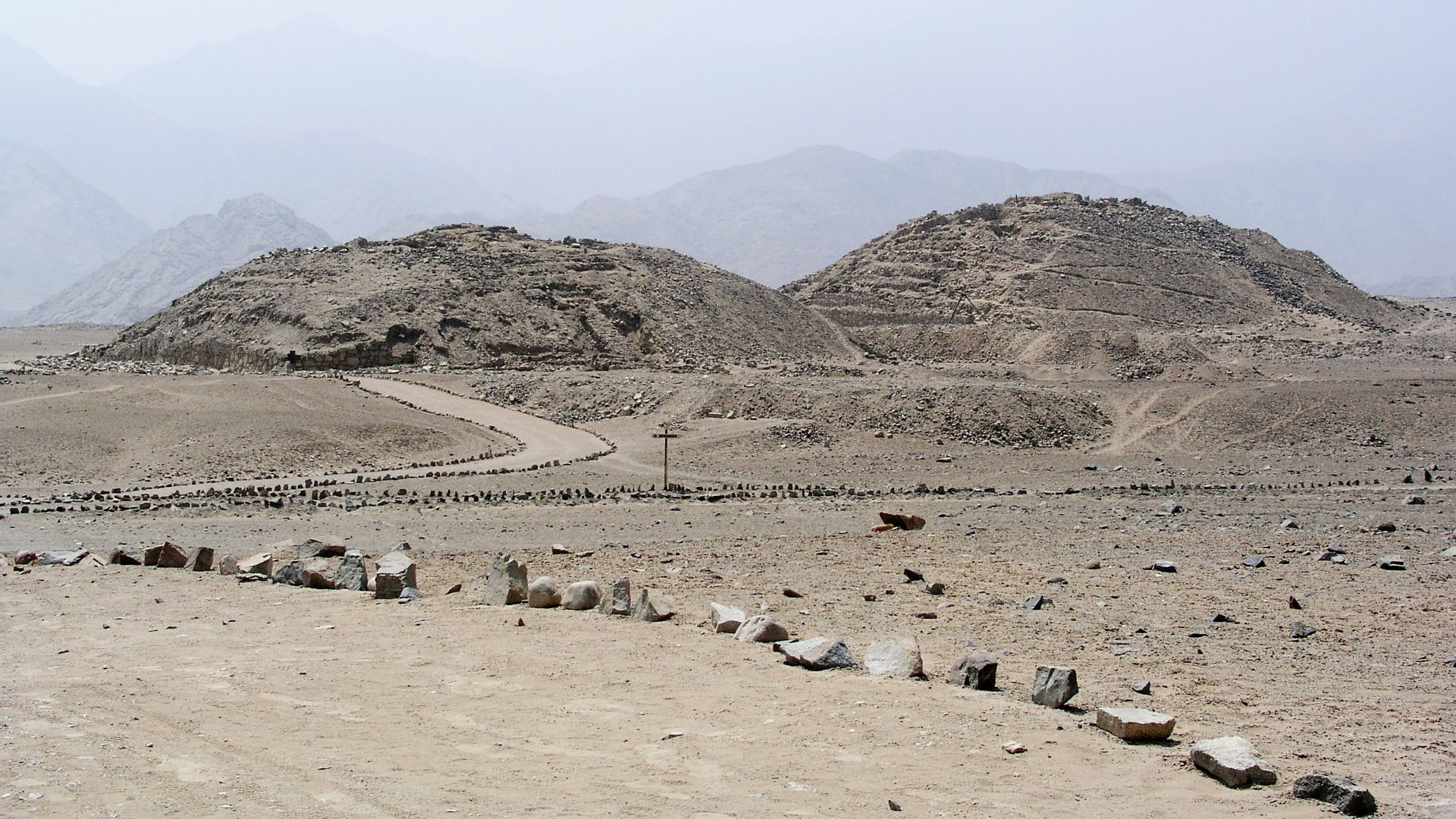 Pirámides en Caral, Valle de Supe, Region Lima, Peru