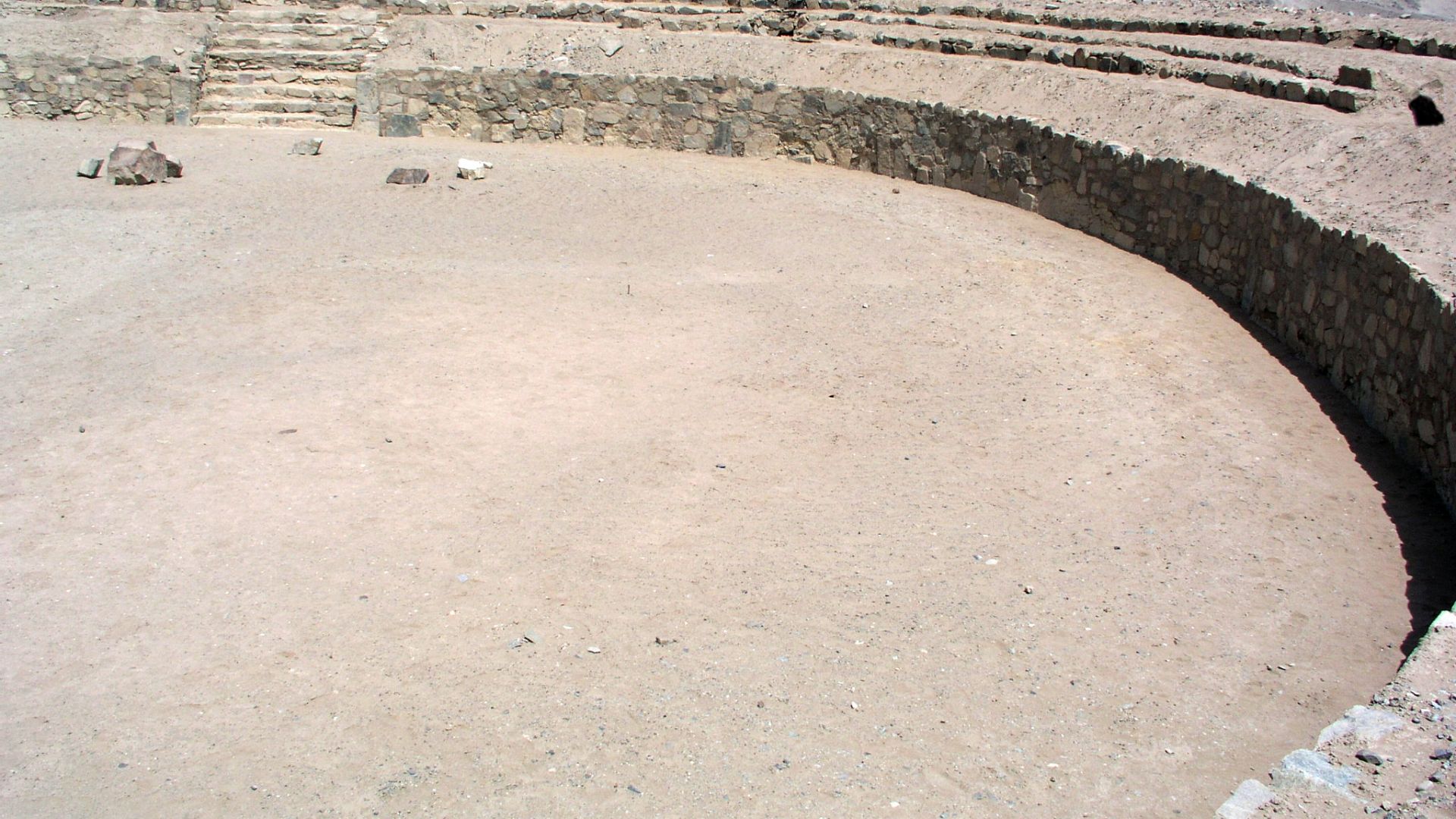Pirámides en Caral, Valle de Supe, Region Lima, Peru. Plaza Circular del Templo Mayor.