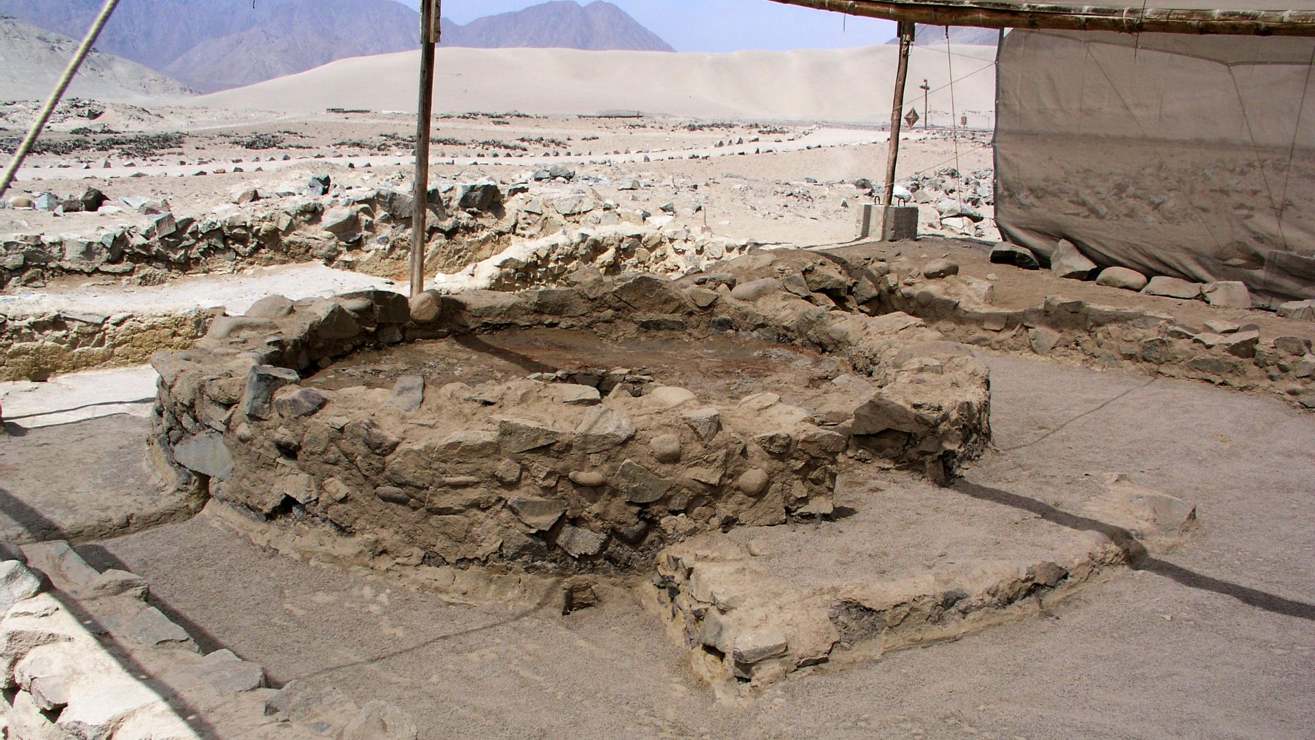 Pirámides en Caral, Valle de Supe, Region Lima, Peru. Altar del Fuego Sagrado, on top of the Temple Mayor.