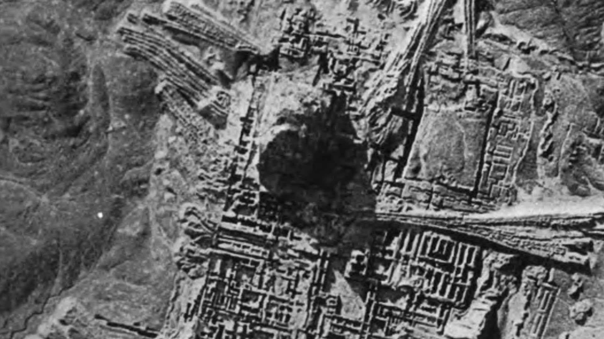 A photograph of Ur from the air.