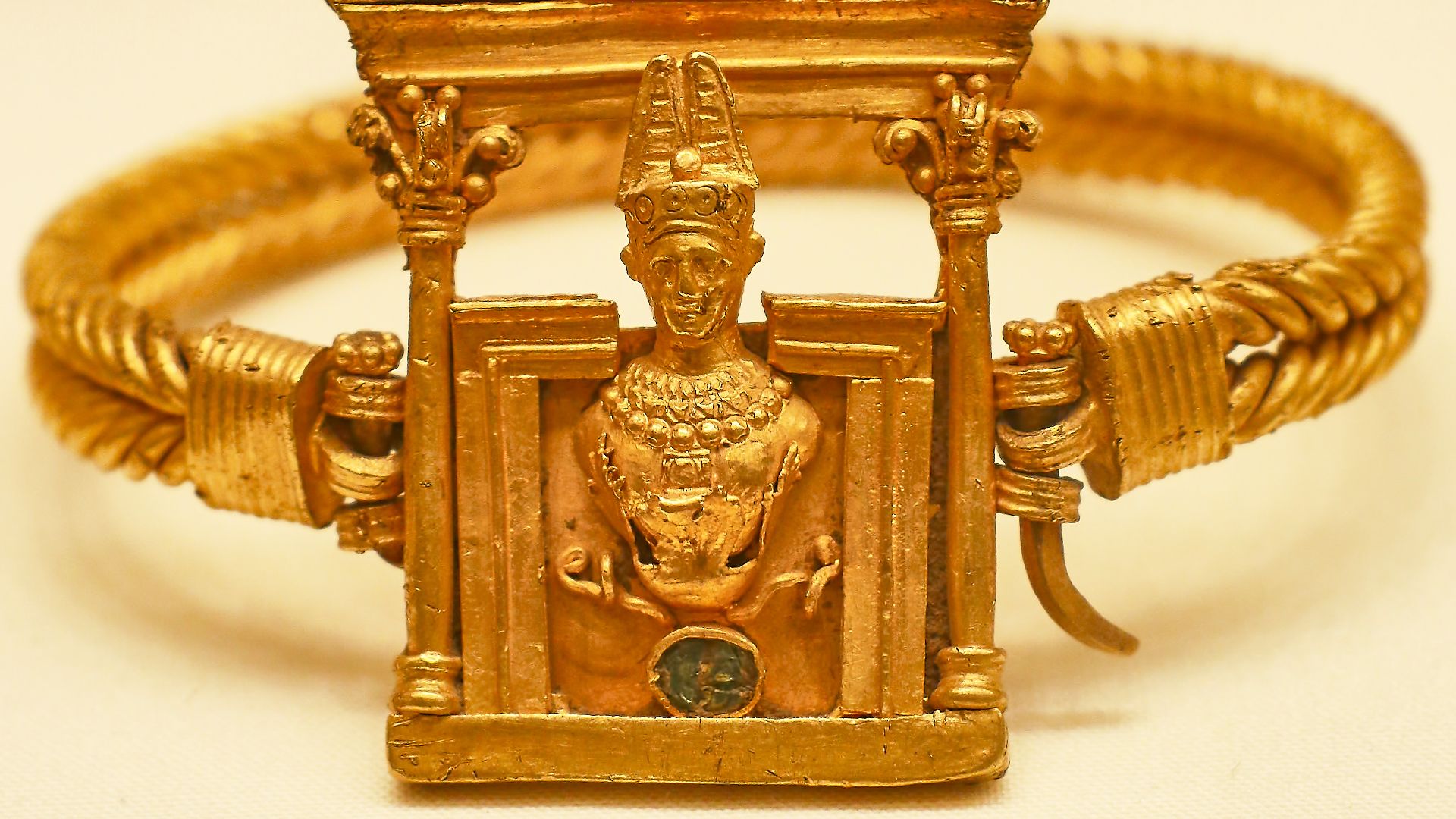 Bracelet. Gold. Glass beads. Egypt. Hellenistic – Roman period (332 B.C. – 395 A.D.). Accession numbers: 1580. National Archaeological Museum of Athens. 
Source: Museum inscription.