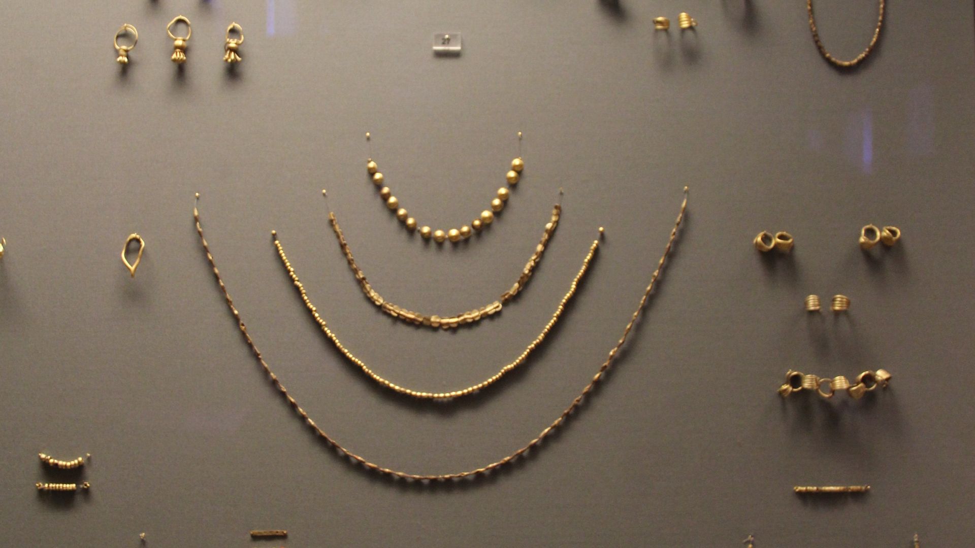 Greek Prehistory Gallery, National Museum of Archaeology, Athens, Greece. Complete indexed photo collection at WorldHistoryPics.com.