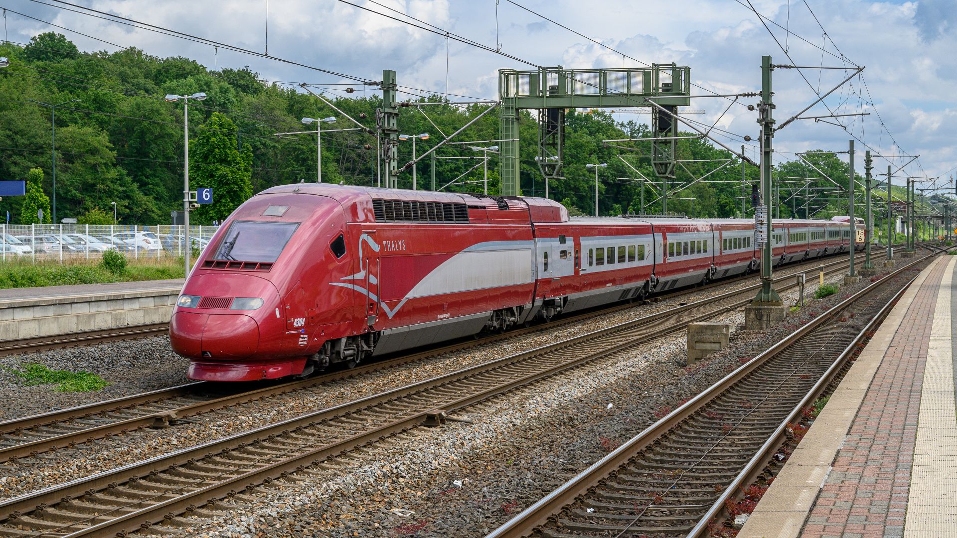 Door het station van Horrem komt Thalys 4304 als THA 9448 Essen Hbf - Paris Nord
