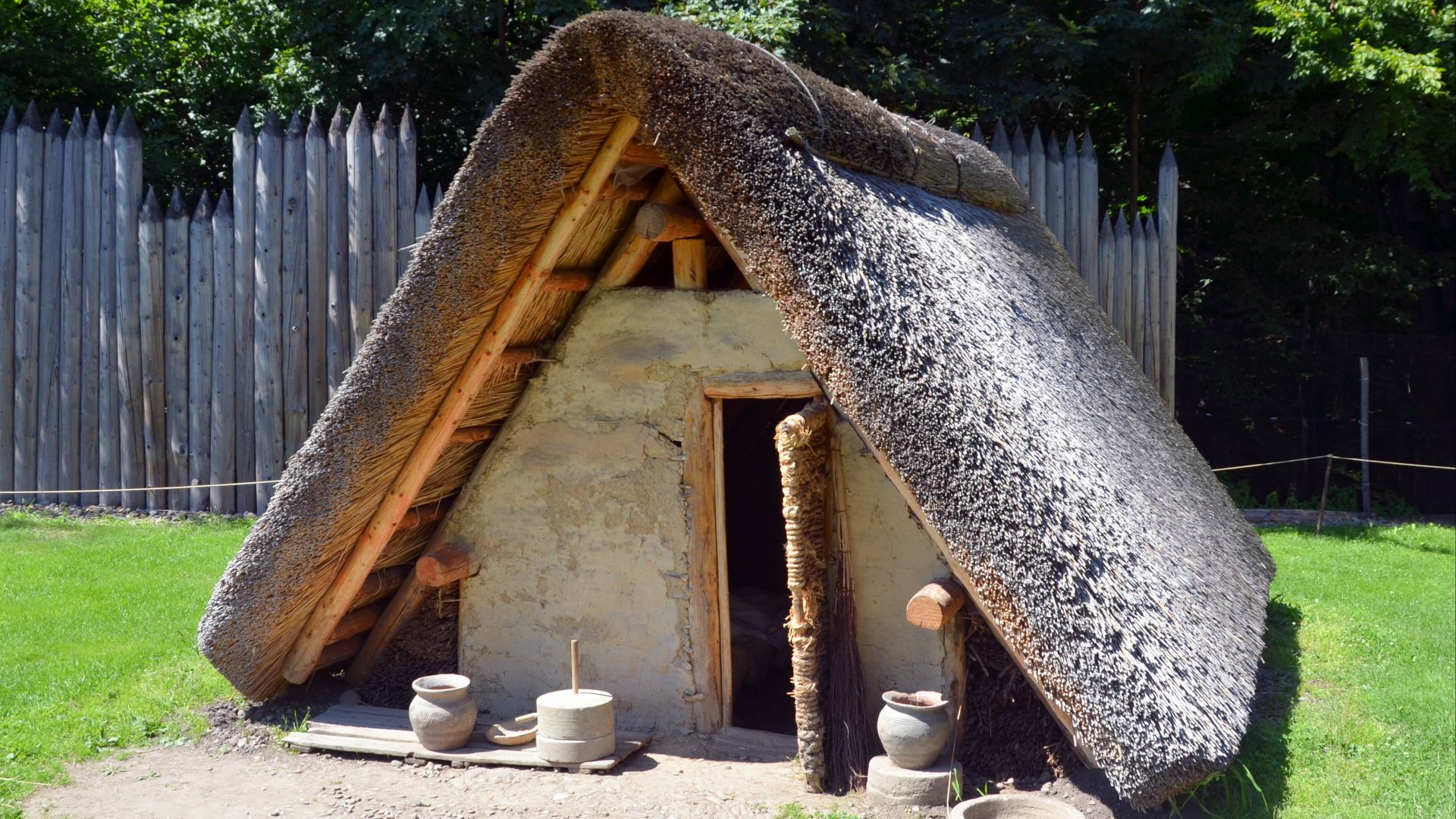 Rekonstruktion eines slawischen Grubenhauses aus der Zeit von 900 bis etwa 1000 im Freilichtmuseum Chotěbuz