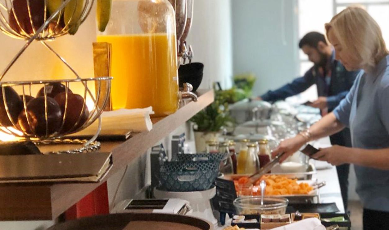 Elegant buffet breakfast setup in a Ciudad de Mexico hotel with people serving food.