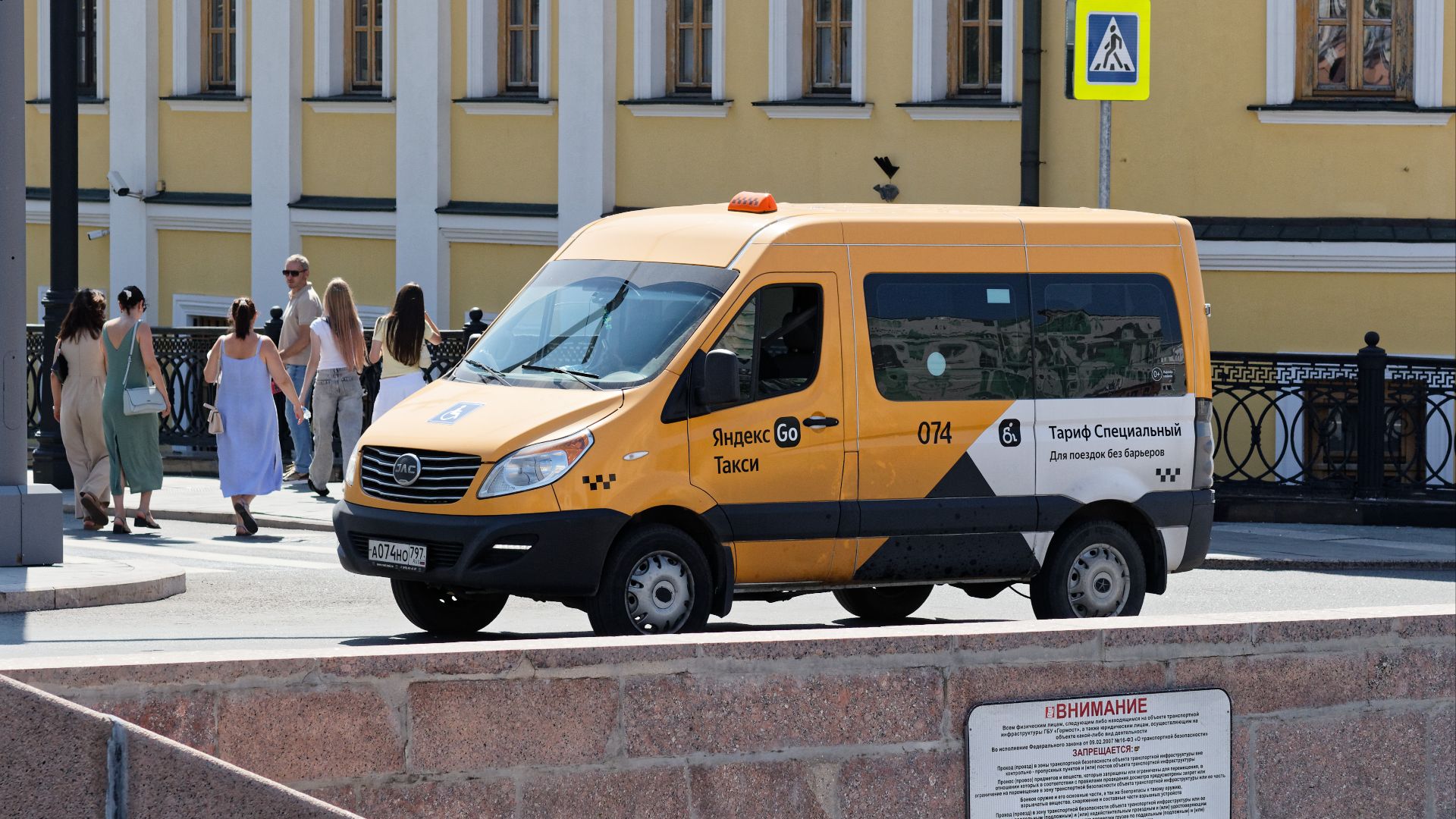 Москва, разные обычные и очень автомобили на улицах Замоскворечья.