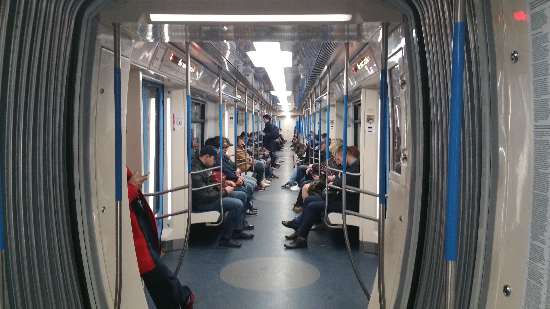 Интерьер поезда Московского метро.