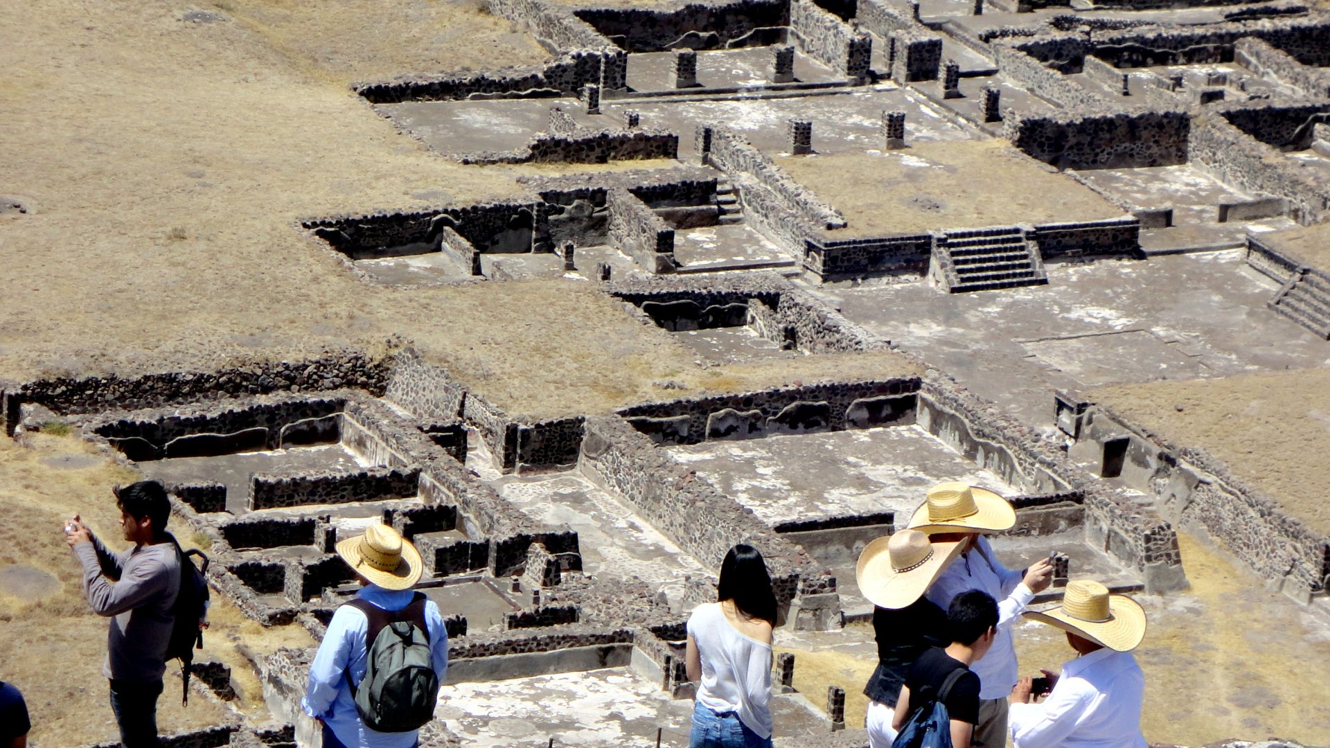 Palacio del Sol visto desde la Pirámide del Sol, Teotihuacan, México.