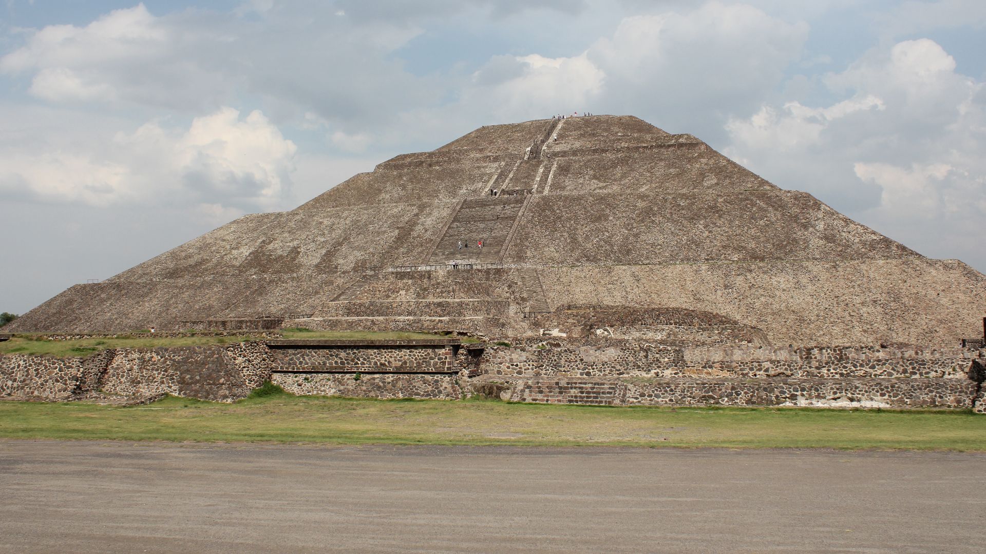 Teotihuacan, Pyramid of the Sun
Teotihuacan was an ancient Mesoamerican city located in a sub valley of the Valley of Mexico, located in the State of Mexico near modern-day Mexico City, known today as the site of many of the most architecturally significa