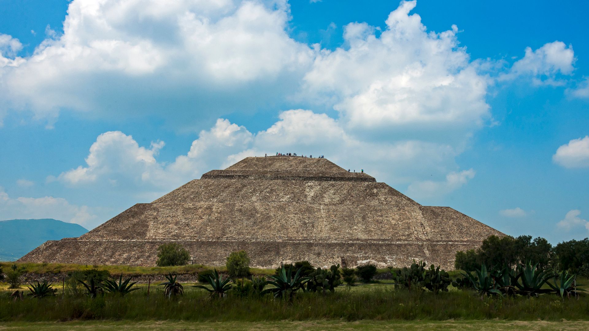 The Pirámide del Sol at Teotihuacan, from the path to the parking lot.