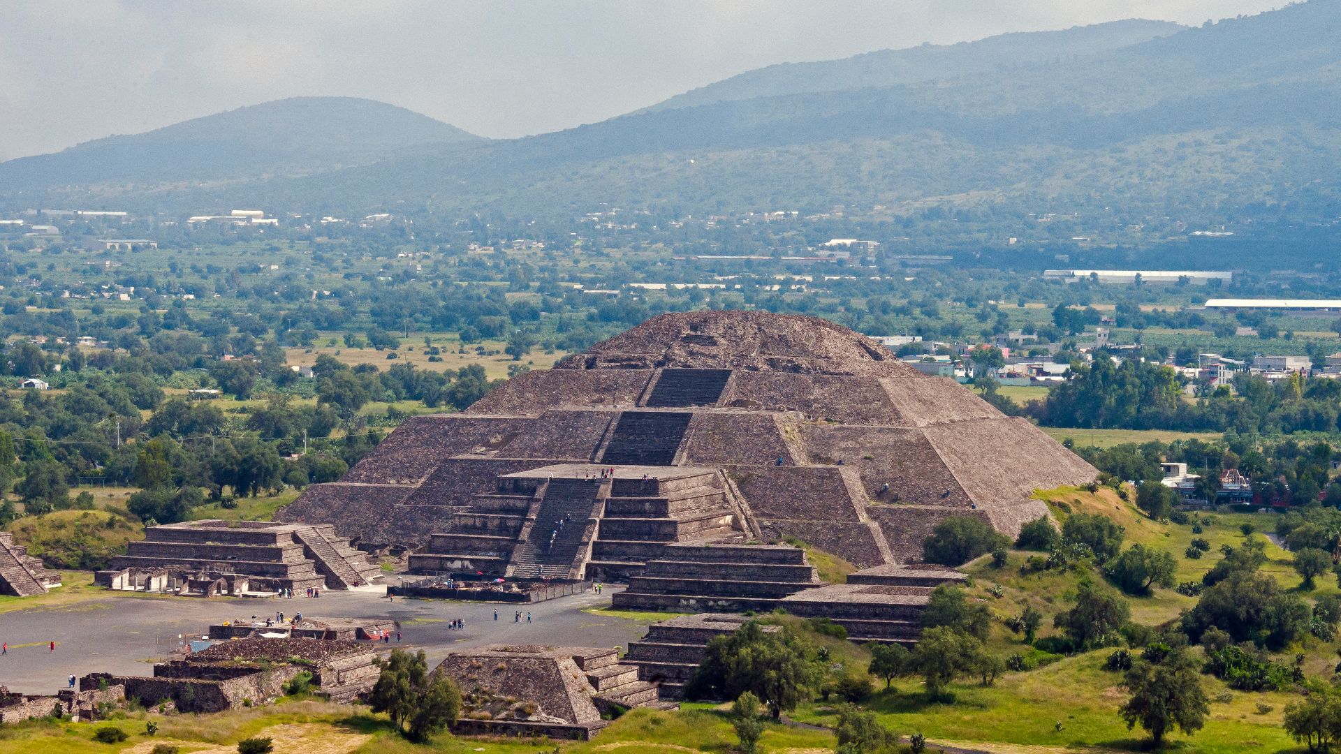 Pirámide de la Luna, Teotihuacan, from nearby, taller, Pirámide del Sol, in sunlight.