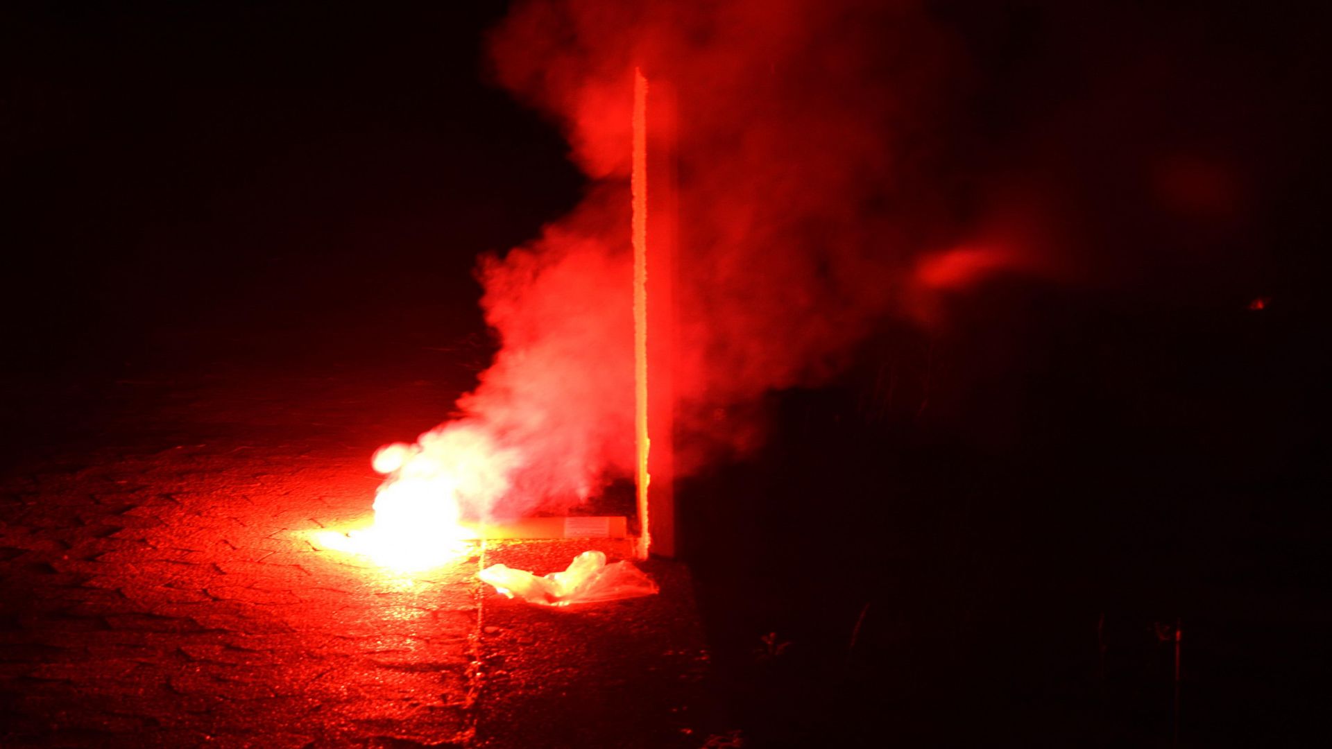 Rhein in Flammen 2009, bengalisches Feuer hinter Kilometerstein 631,2