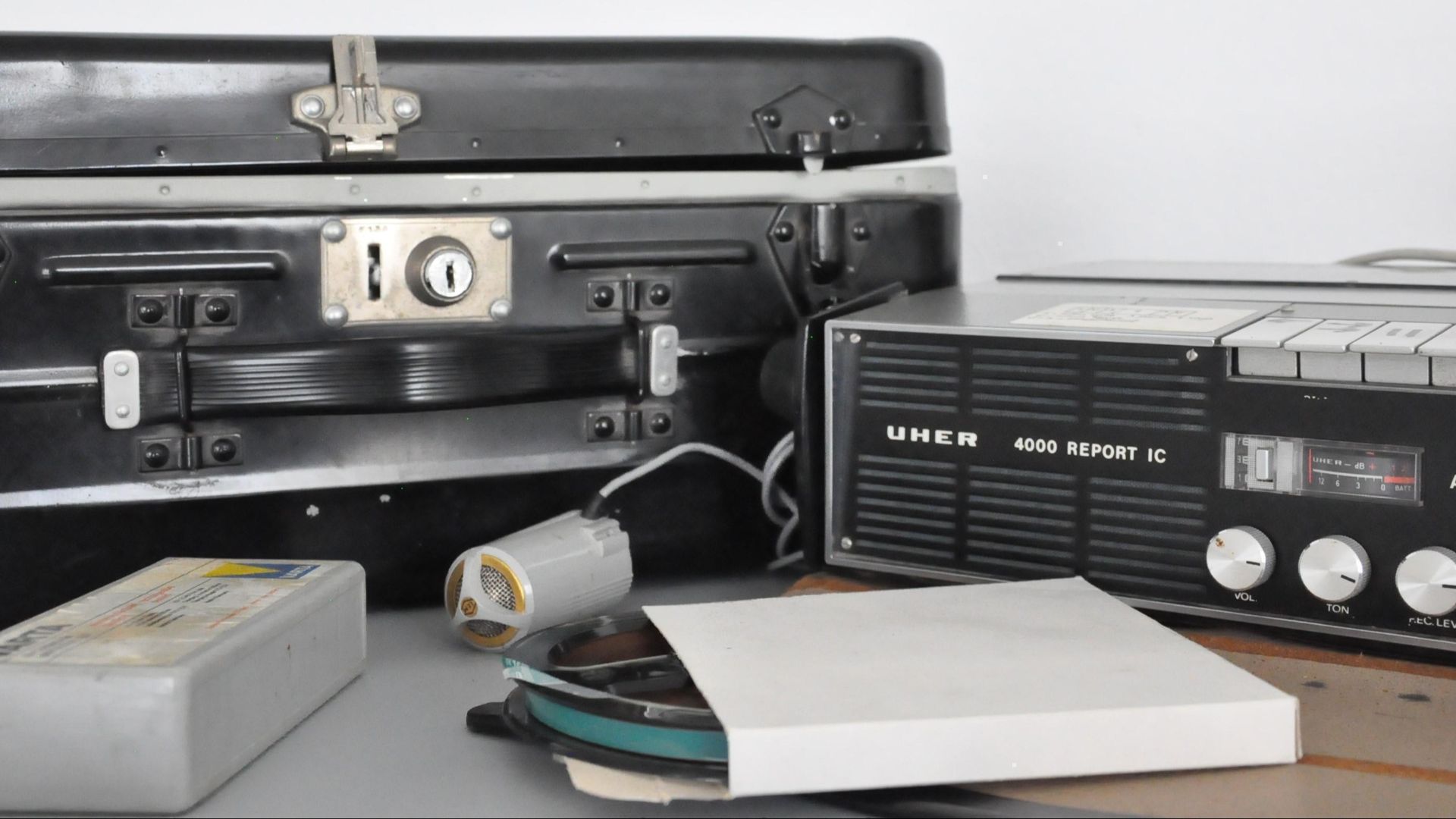 Marceau Gast Fund (1925-2008). Suitcase for transporting his sound recording equipment, particularly in the Saharan field (in the Ahaggar region of Algeria), with the Tuareg population. The case is made of metal and black. It contains 4 blank audio magnet