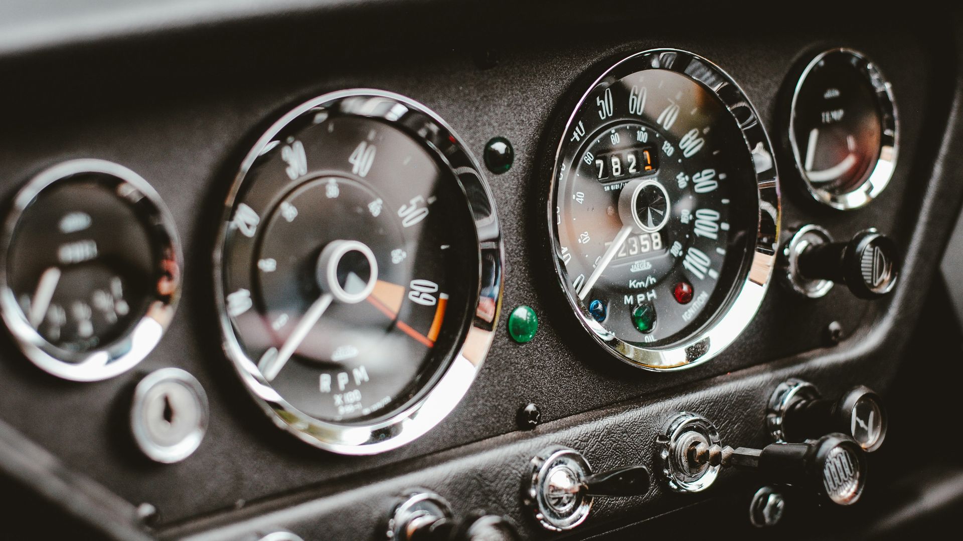 close photography of car instrument panel cluster