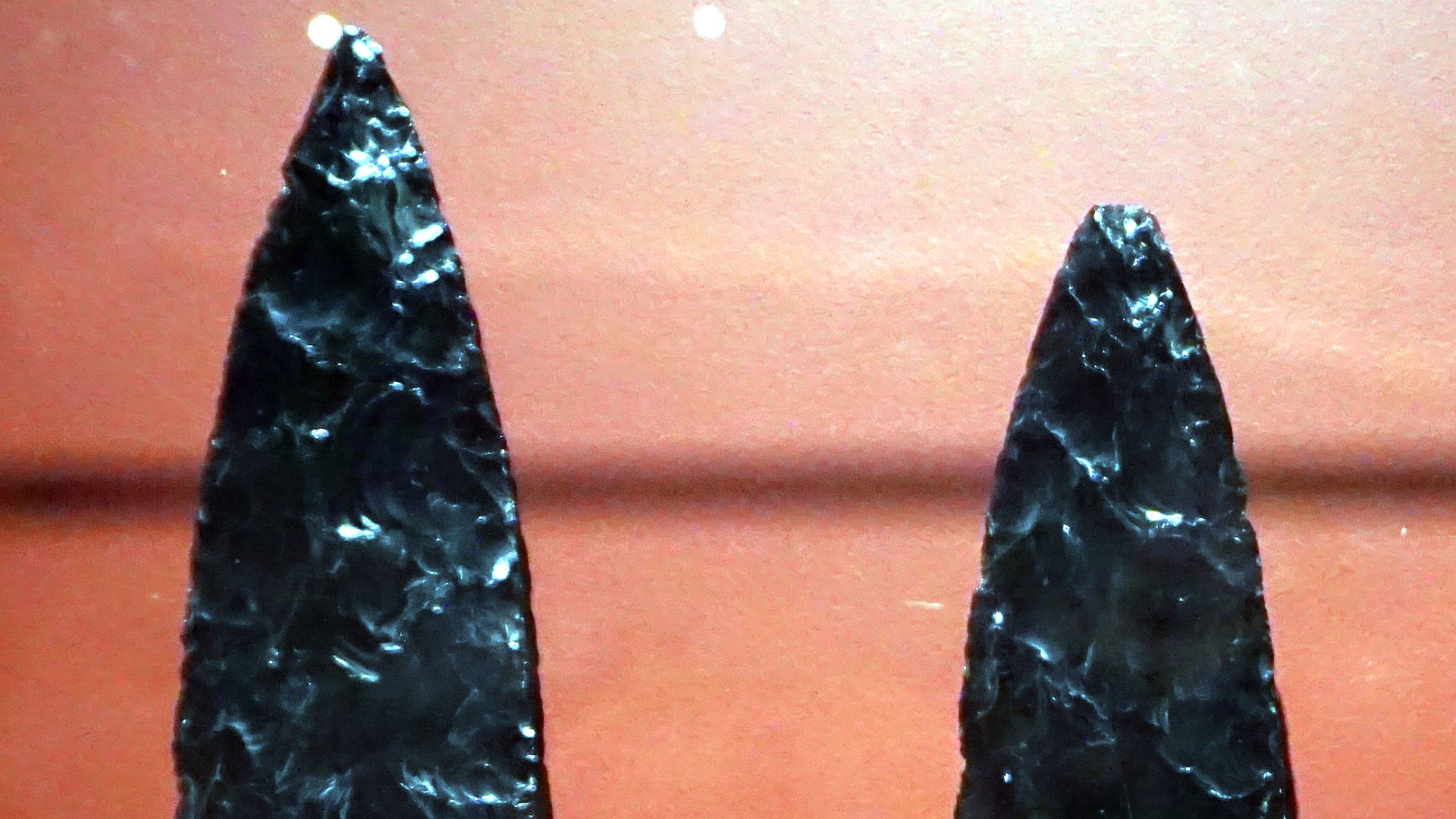 Blades of obsidian knives (itztli). Around 1500. Collection Weltmuseum Wien (87.525, 87.527).