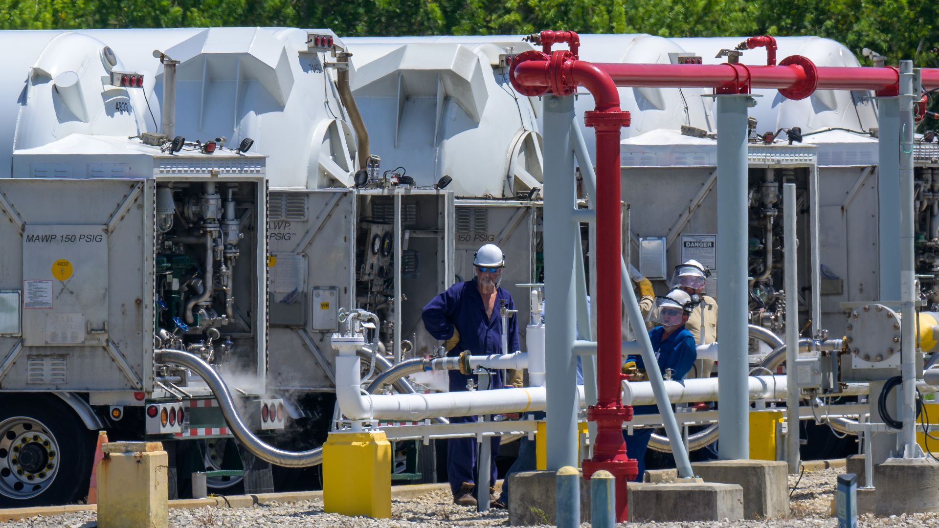 Tanker trucks deliver liquid hydrogen (LH2) to replenish the large sphere used to store the propellant at NASA’s Kennedy Space Center in Florida, Launch Pad 39B, to support the Artemis I mission, Wednesday, Aug. 31, 2022. Teams will conduct the next launc