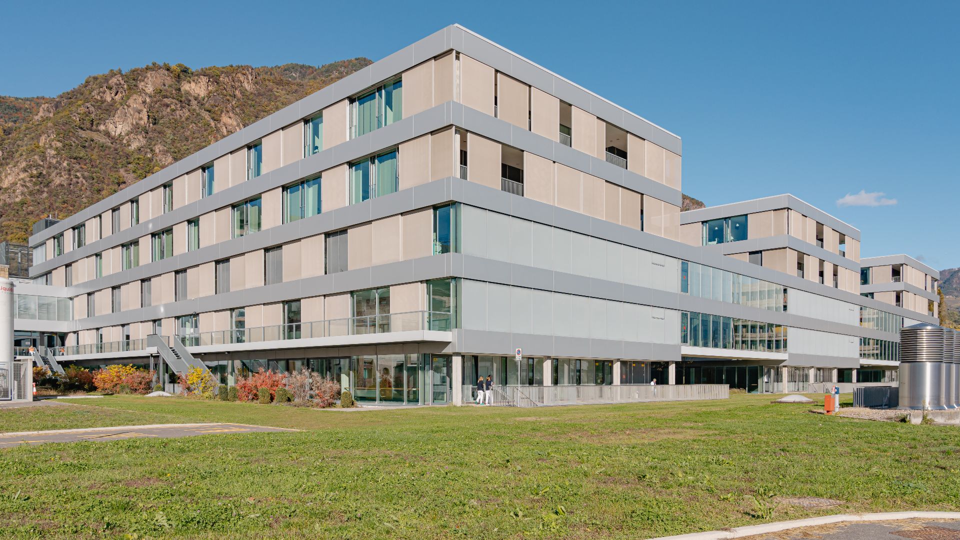 Southwest view of the New Clinic of the Bozen Central Hospital