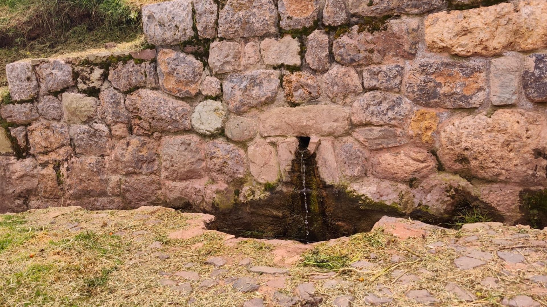 fuente de agua parte del camino del Qhapaq Ñan Chinchaysuyo