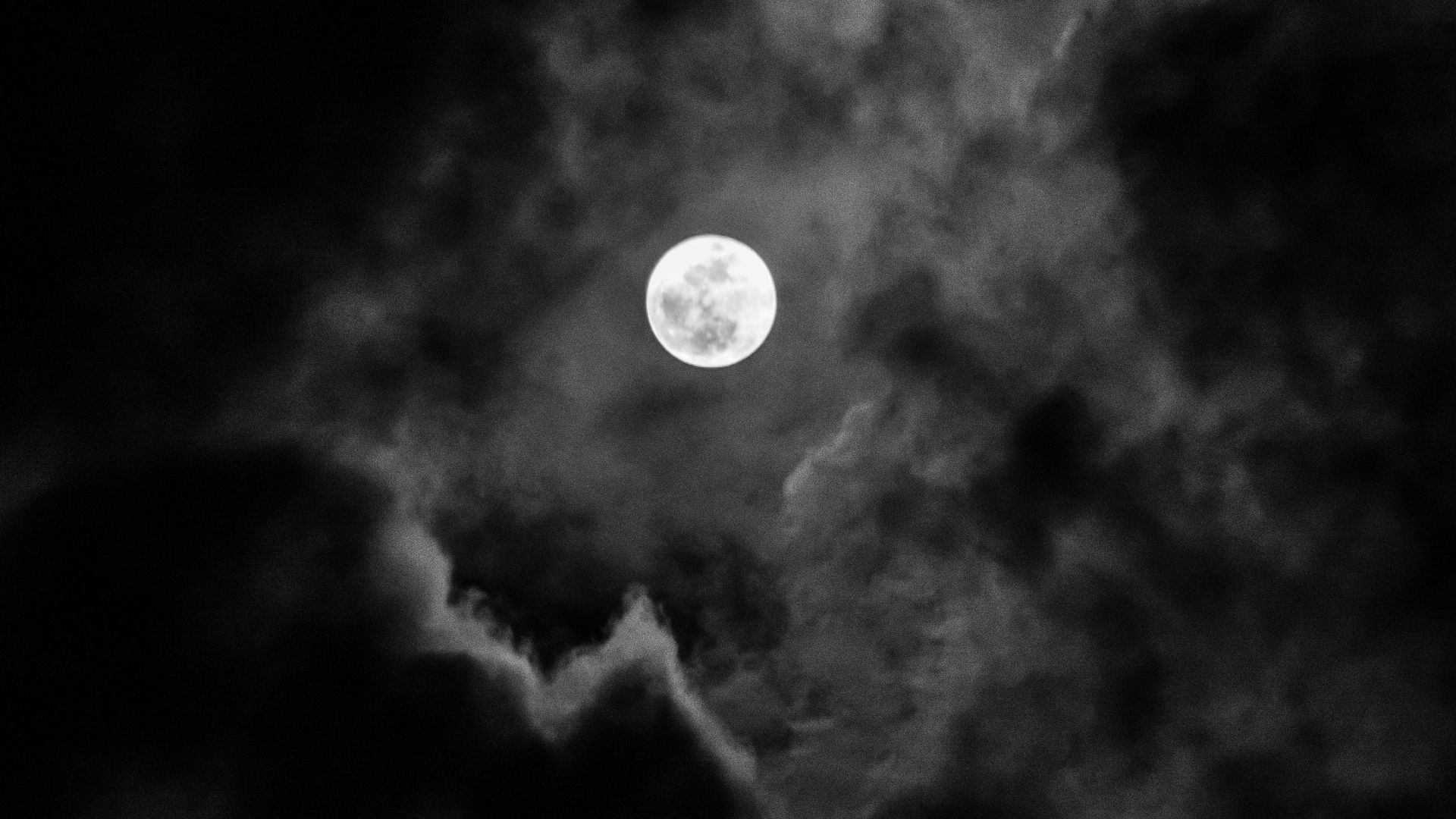Photo of the full moon in March in Switzerland.