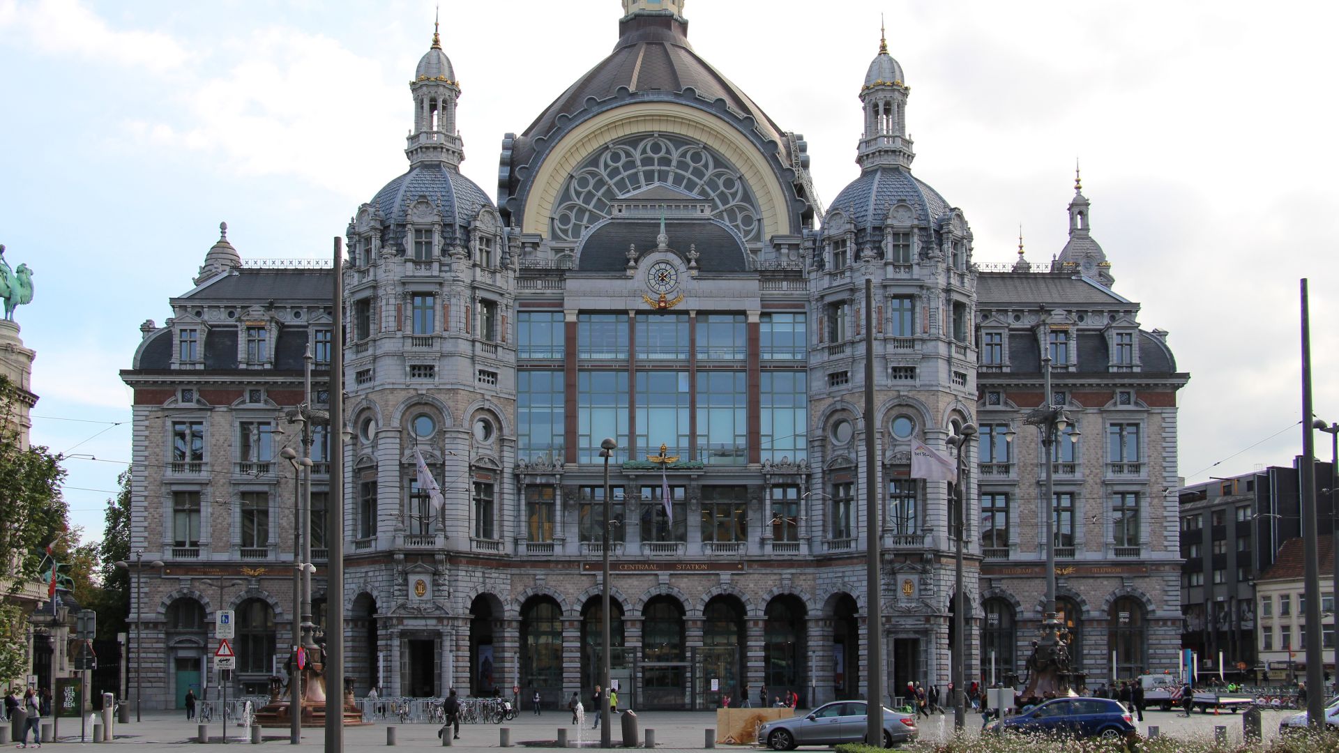 Koningin Astridplein Antwerp main railway station. Arch. Louis Delacenserie (the stone clad terminus buildings, with a vast dome above the waiting room hall), Clement van Bogaert (the vast iron and glass canopy), and Jan Van Asperen (the viaduct into the 