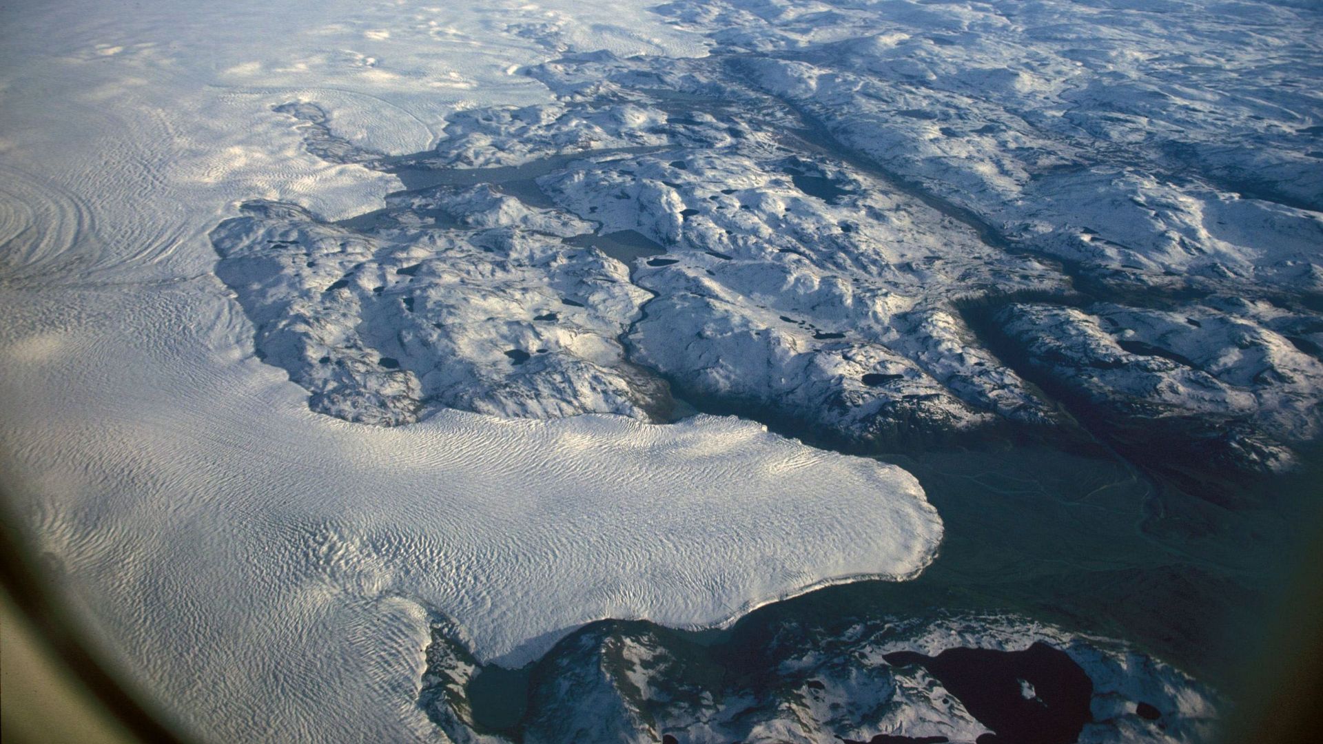 Margin of the Greenland ice sheet (view from plane)