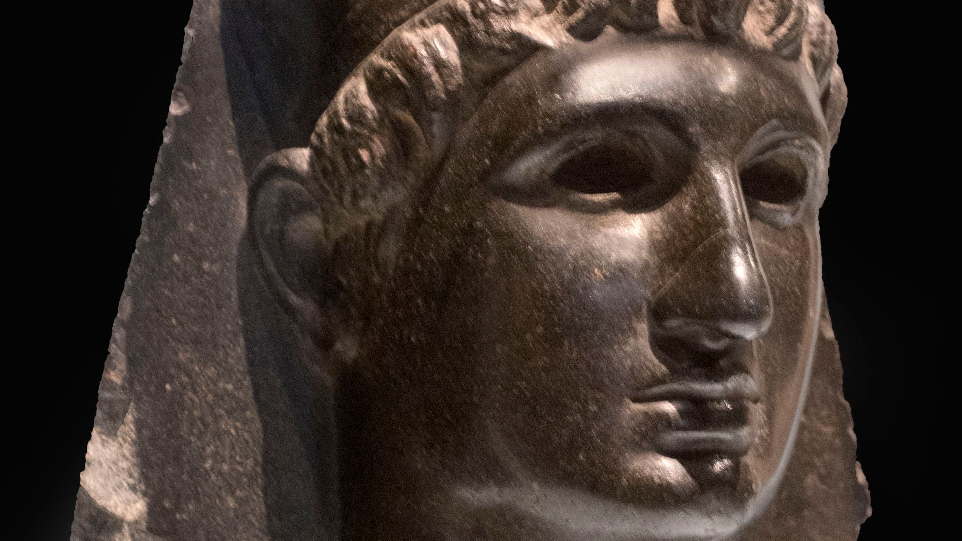 It is carved in basalt and dates back to the 1st century. It belongs to the Louvre Museum, Paris. He exhibited at Arte Canal, Madrid, in