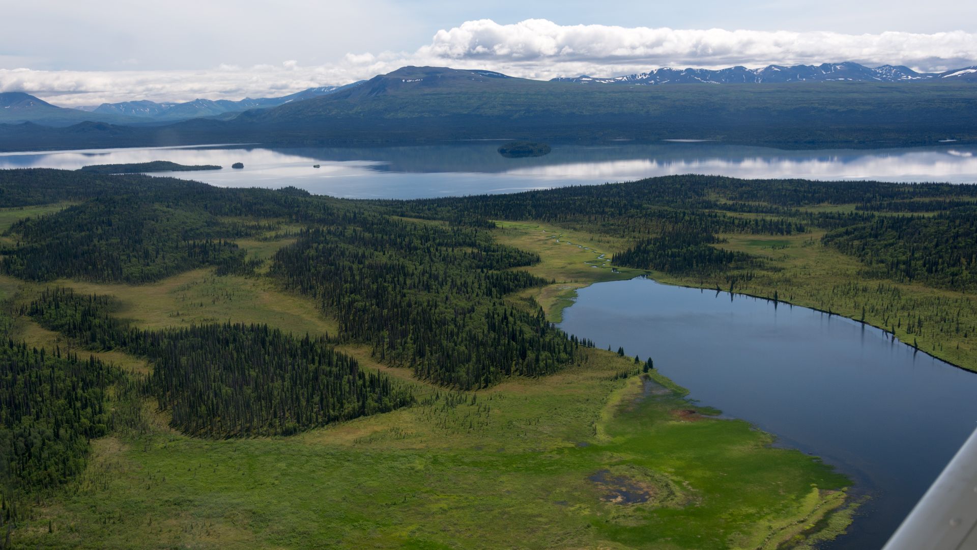 Blick nach Südosten auf den Lake Brooks und Mount Kelez