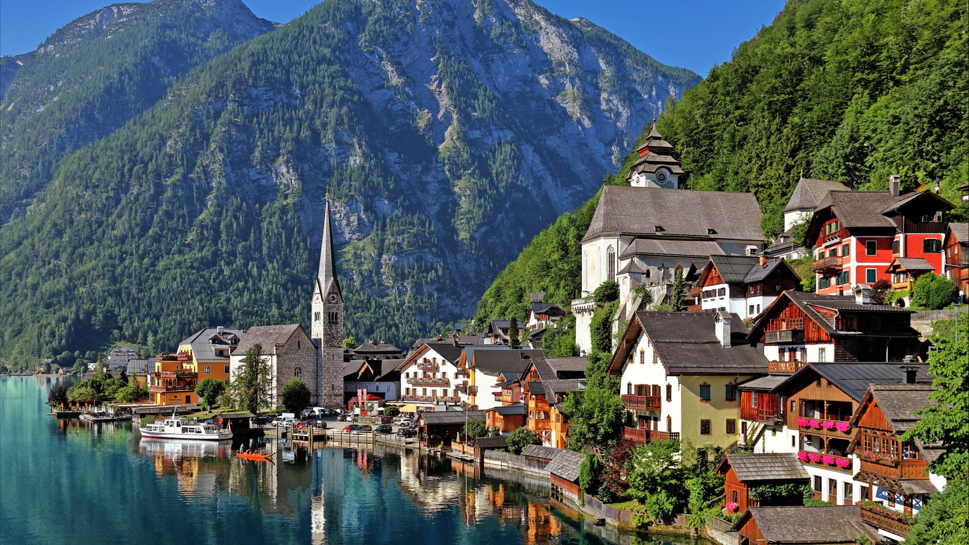 Vue nord-nord-est du centre de la commune de Hallstatt, en Haute-Autriche, avec en arrière-plan le Vordere Hirlatz, qui culmine à 1934 m d'altitude.