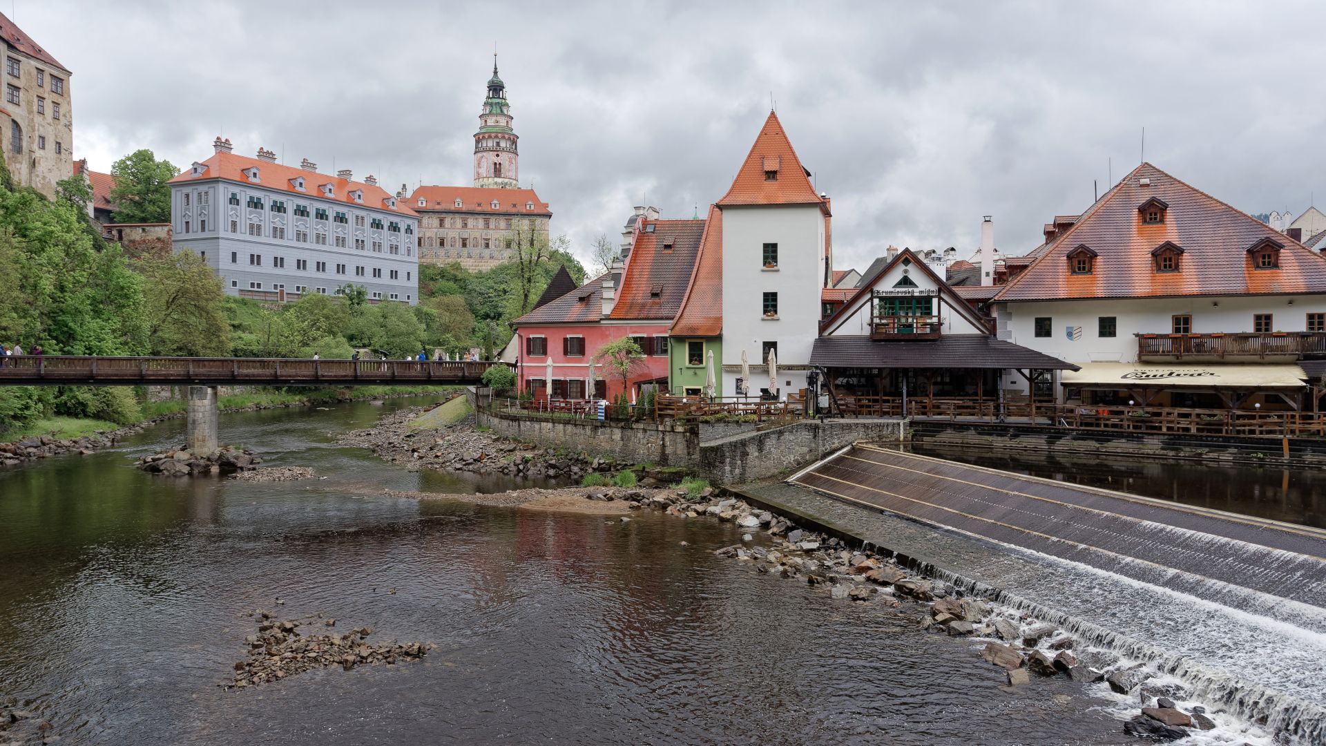 Český Krumlov Castle and a footbridge over the Vltava in Český Krumlov, Czechia