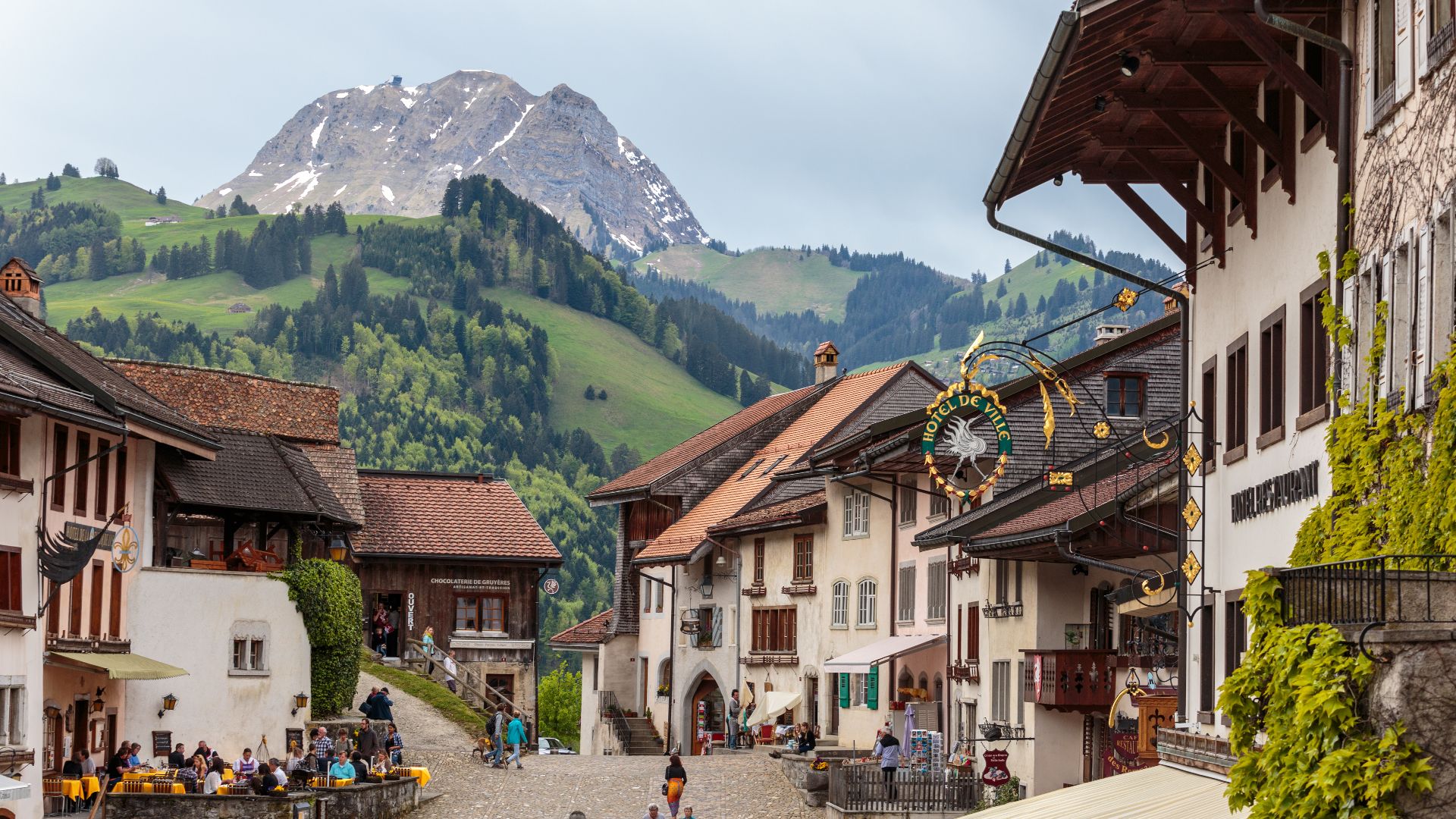 Rue de Bourg in Gruyères, canton of Fribourg, with the Hôtel de Ville and the Moléson in the background.