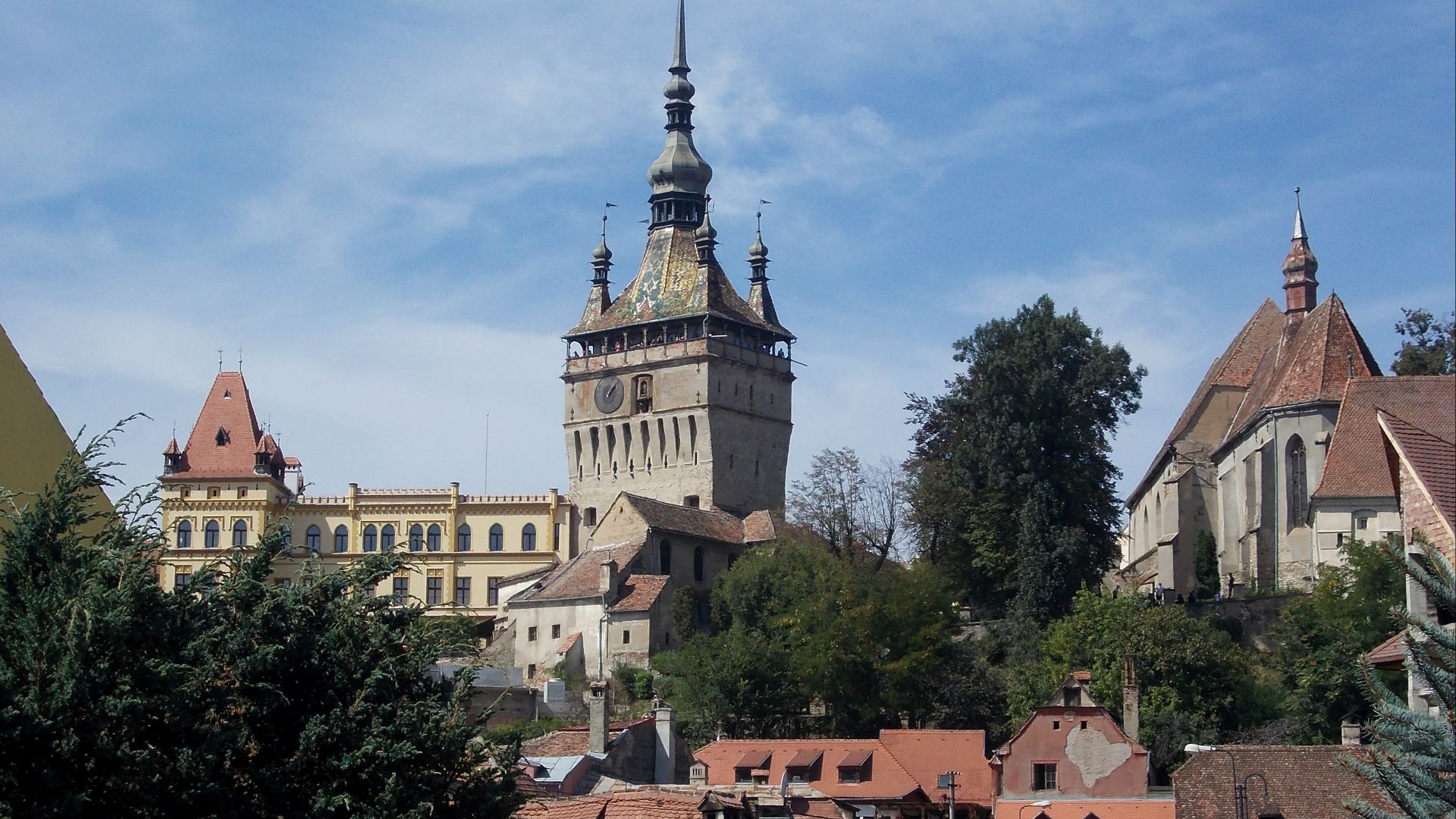 Ansamblu fortificații: intrarea fortificată, Turnul cu Ceas, Turnul Tăbăcarilor, Turnul Cositorarilor, Turnul Frânghierilor, Turnul Măcelarilor și Bastionul Castaldo, Turnul Cojocarilor, Turnul Croitorilor, Turnul Cizmarilor, Turnul fierarilor, curtinele