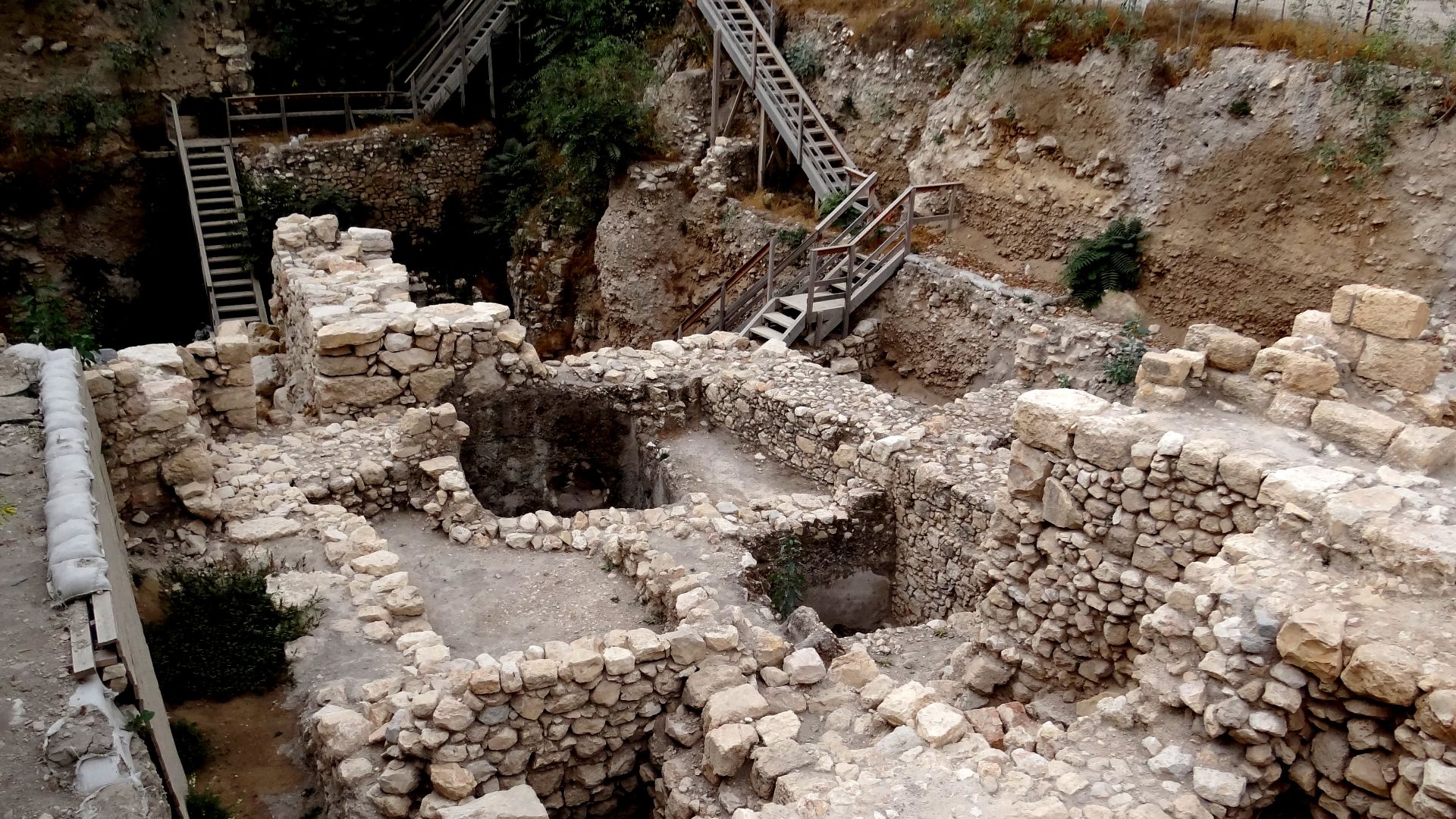 Excavation in City of David Givaty parking lot Jerusalem, Israe, status on October 12, 2011
חניון גבעתי בעיר דוד הינו חלק מהאתר הארכאולוגי עיר דוד. החפירות באתר זה החלו בחודש מרץ 2007. זו אחת מהחפירות הארכאולוגיות החשובות הנעשות בתחום עיר דוד שבשכונת סילו