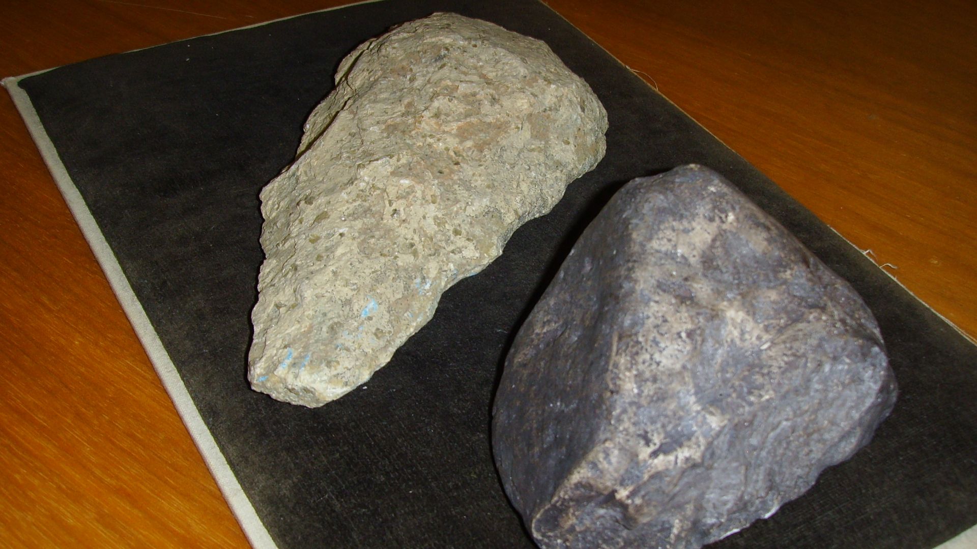 Stone tool (Oldowan style) from Dmanisi, Georgia (right, 1,8 mya, replica), to be compared with the more