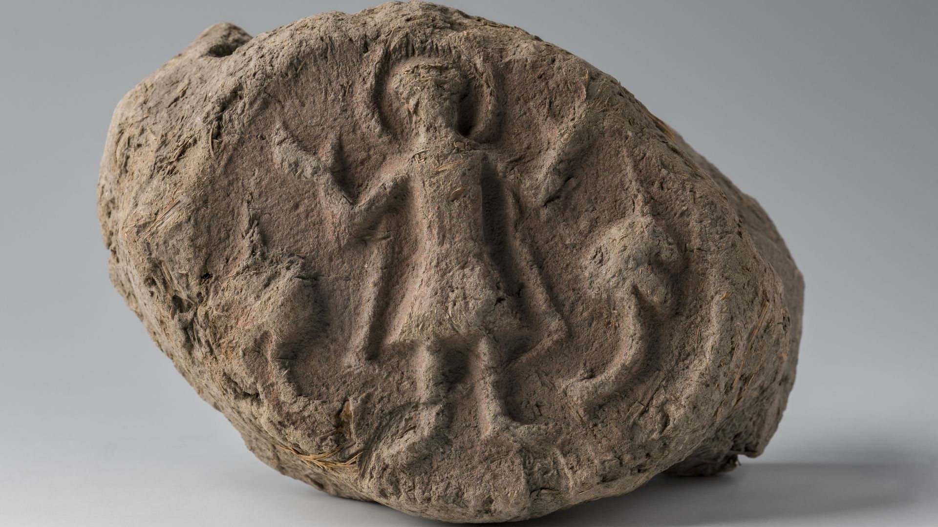 File:Stamped clay sealing (bulla) showing St. Menas - Museo Egizio, Turin S 2312 p01.jpg