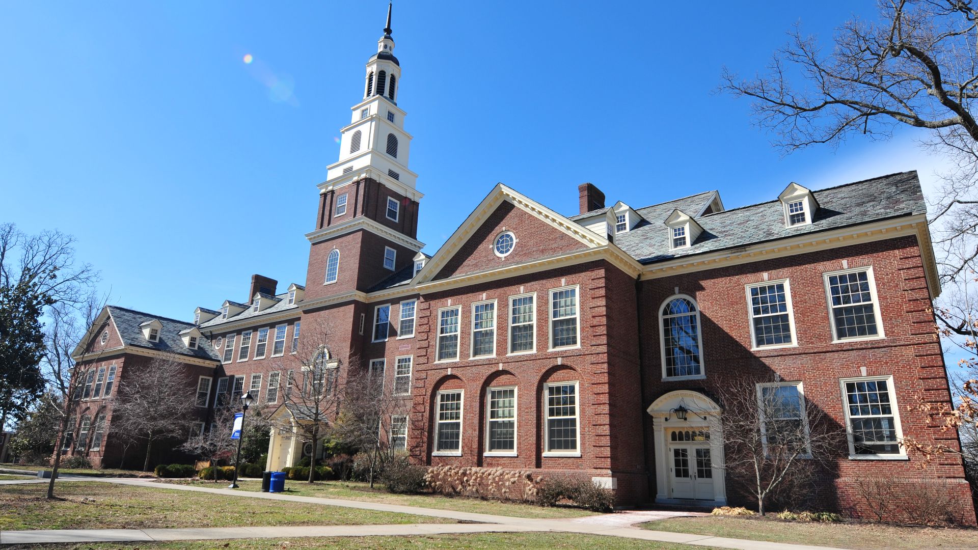A sunny day on Campus in March