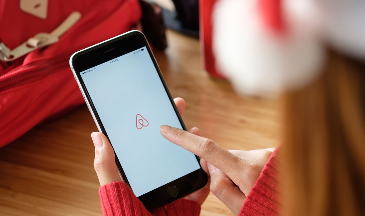 Shutterstock-761154874, CHIANG MAI, THAILAND -NOV 23,2017: Apple iPhone with Airbnb application on the screen. Airbnb is a website for people to list find air ticket and rent lodging with travel.