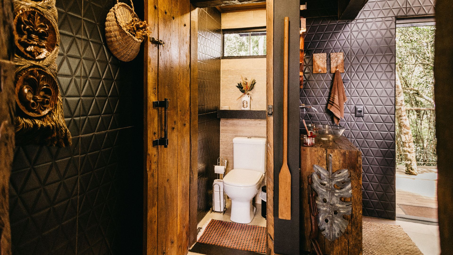Cozy rustic bathroom with wooden design elements and textured walls in Espírito Santo, Brazil.