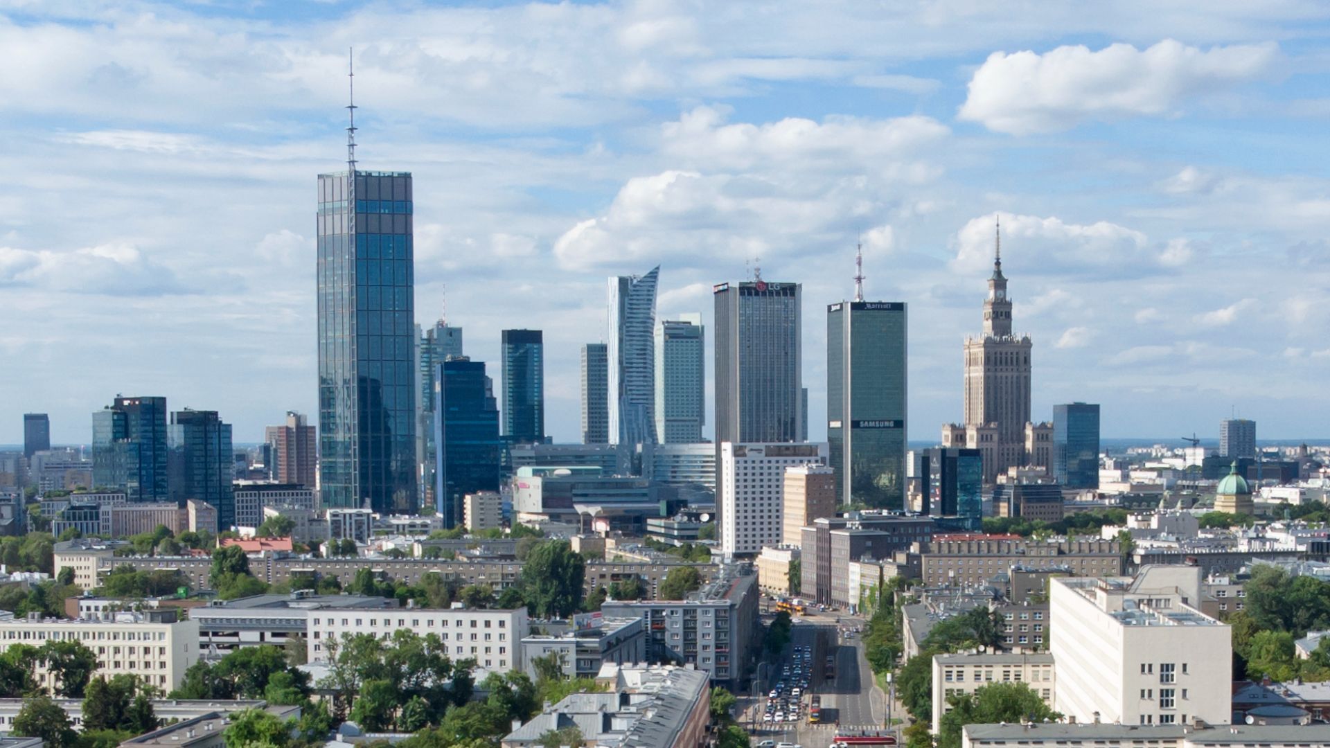 Widok na aleję Niepodległości w Warszawie z powietrza w kierunku północnym na odcinek pomiędzy skrzyżowaniem z Trasą Łazienkowską (ul. Wawelska / al. Armii Ludowej) a Koszykową. W tle wysoka zabudowa centrum.