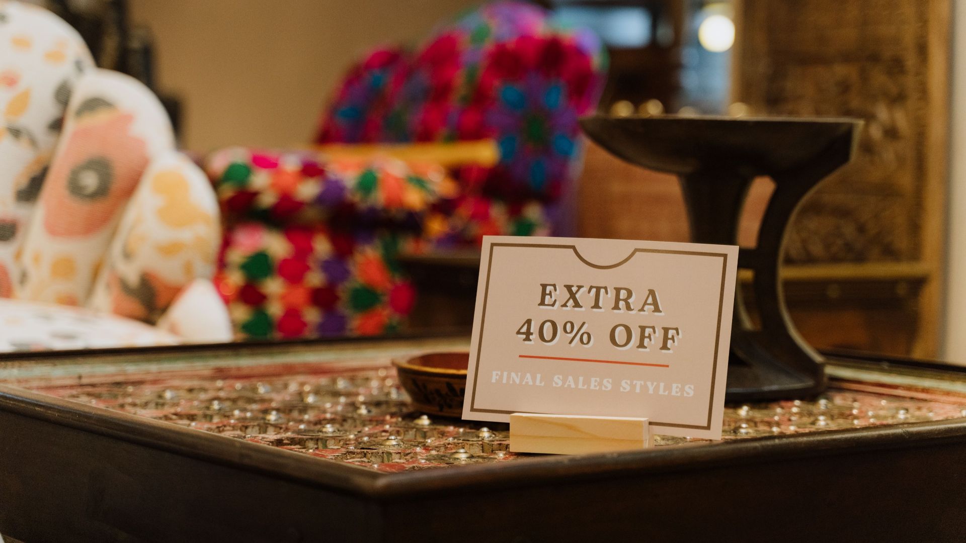 Warm store interior showcasing a discount sign offering extra 40% off on final sale styles.