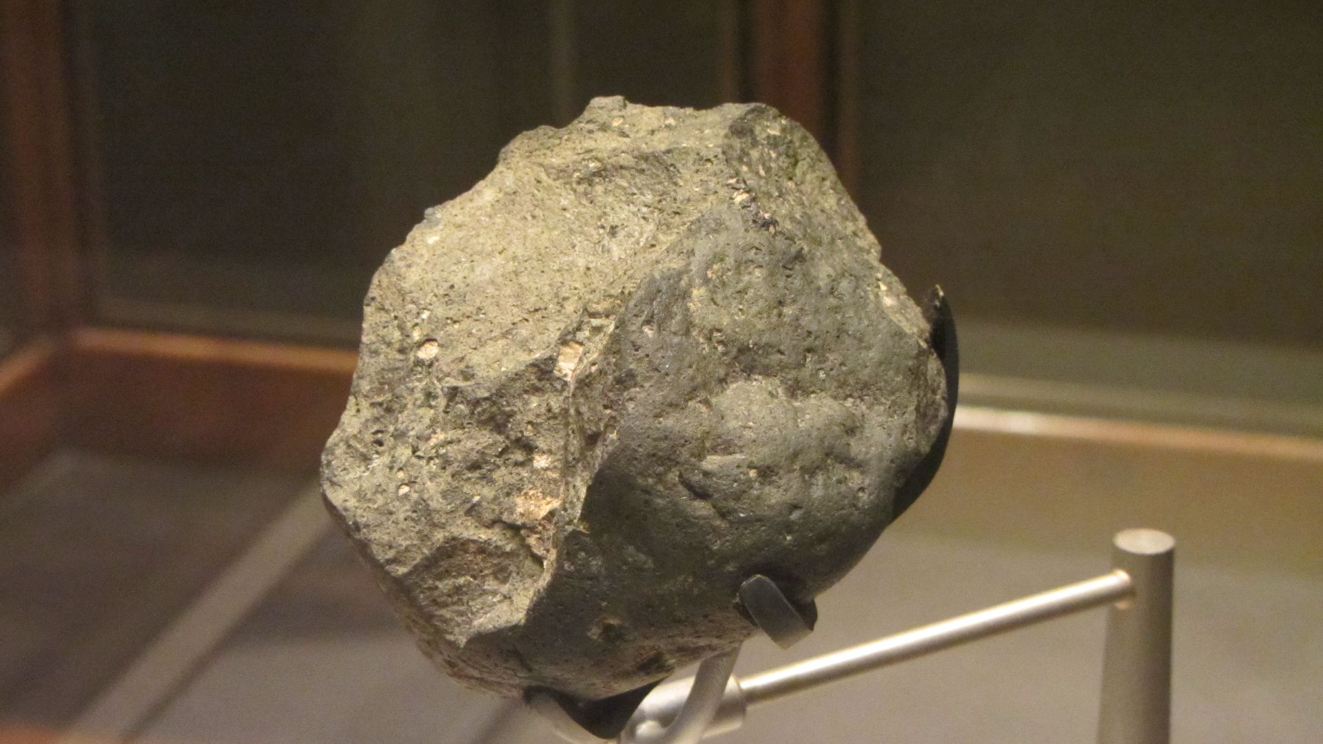 Olduvai stone chopping tool, made from basalt, from Olduvai Gorge, Tanzania, 1.8-2 million years old. British Museum (1934,1214.1).
