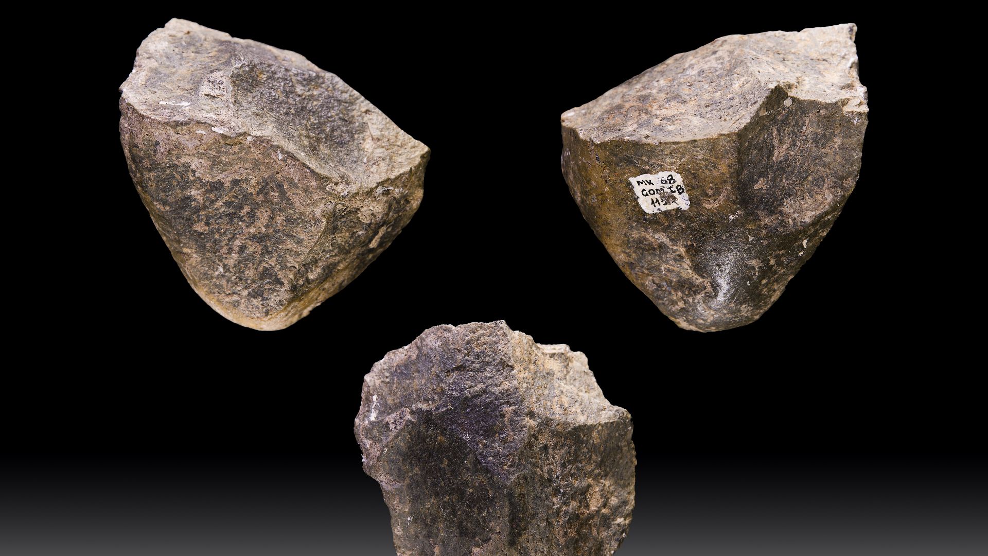 Chopper: one of the earliest examples of stone industry. Original - private collection.
Location: en:Melka Kunture, Ethiopia.
Stage: Oldowan to 1.7 million years before our era.
Size: 77x70x65 mm