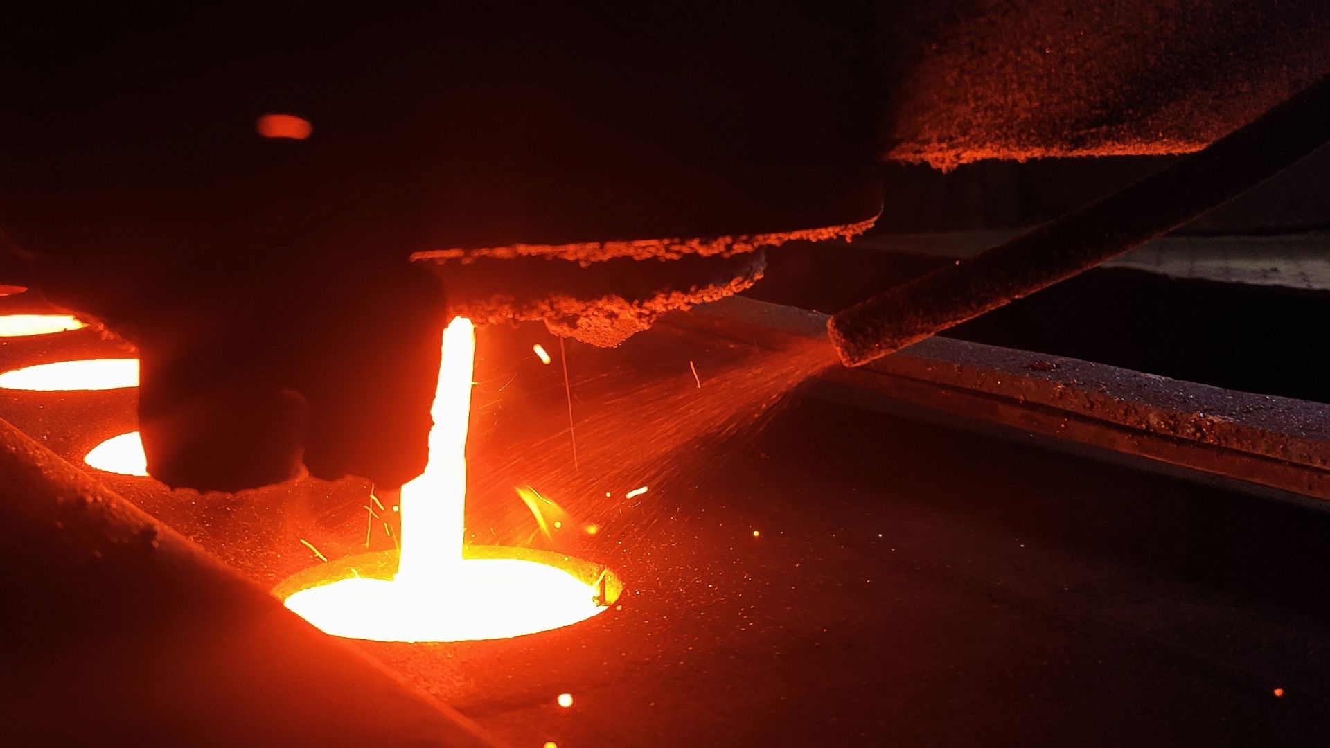 In-stream inoculation is added while molten cast iron is poured into a green sand mold. This process contributes to the solidification of the metal and impacts various physical and metallurgical properties. The inoculation looks like dust and is added to