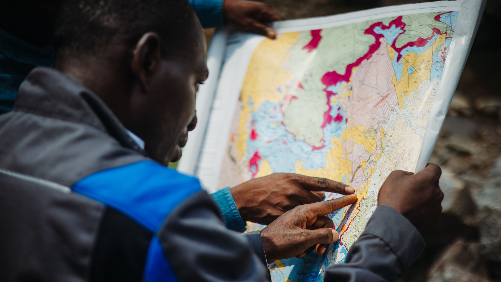 The Franceville Basin in Gabon preserves carbonate layers from 2.1 billion years ago, recording the Great Oxidation Event. These rocks reveal the rise of oxygen and traces of early microbial life, offering a rare archive of Earth’s Precambrian past.