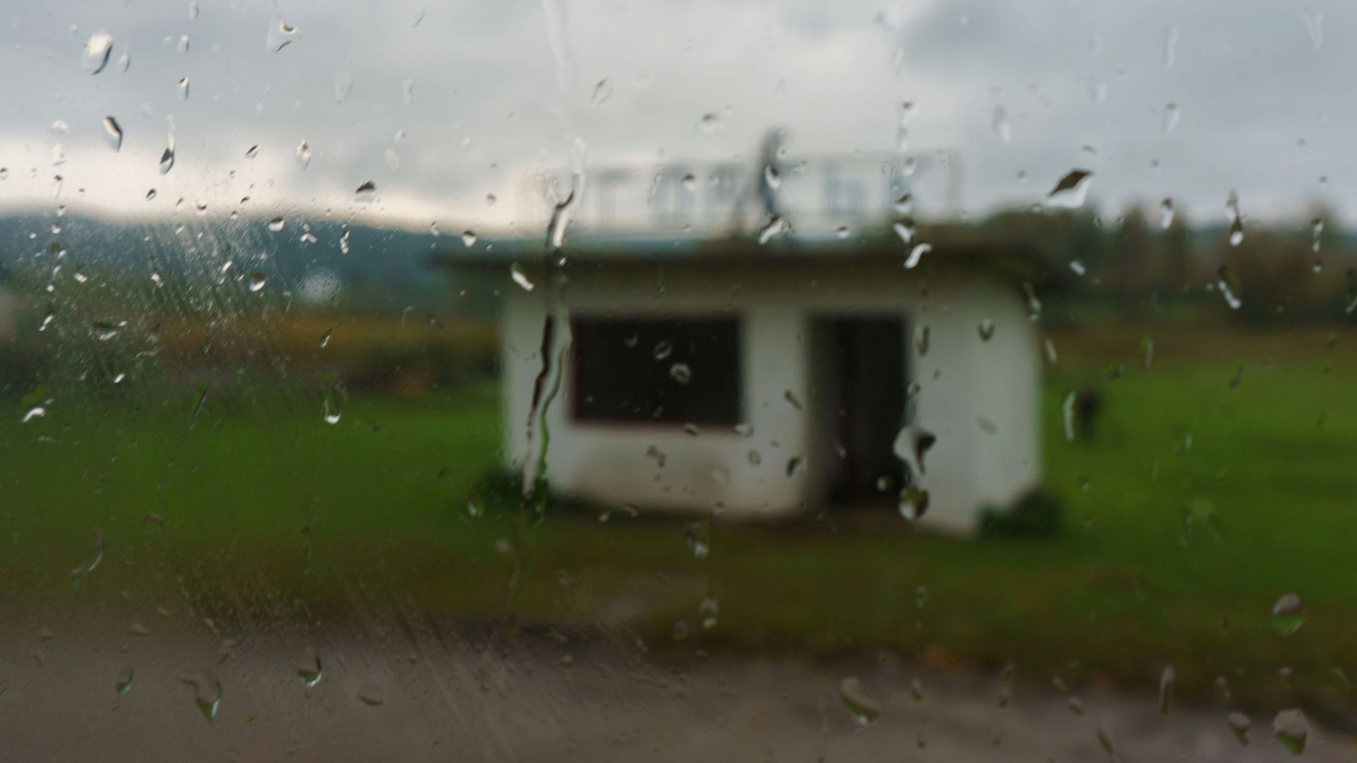 a blurry photo of a dog house in the rain