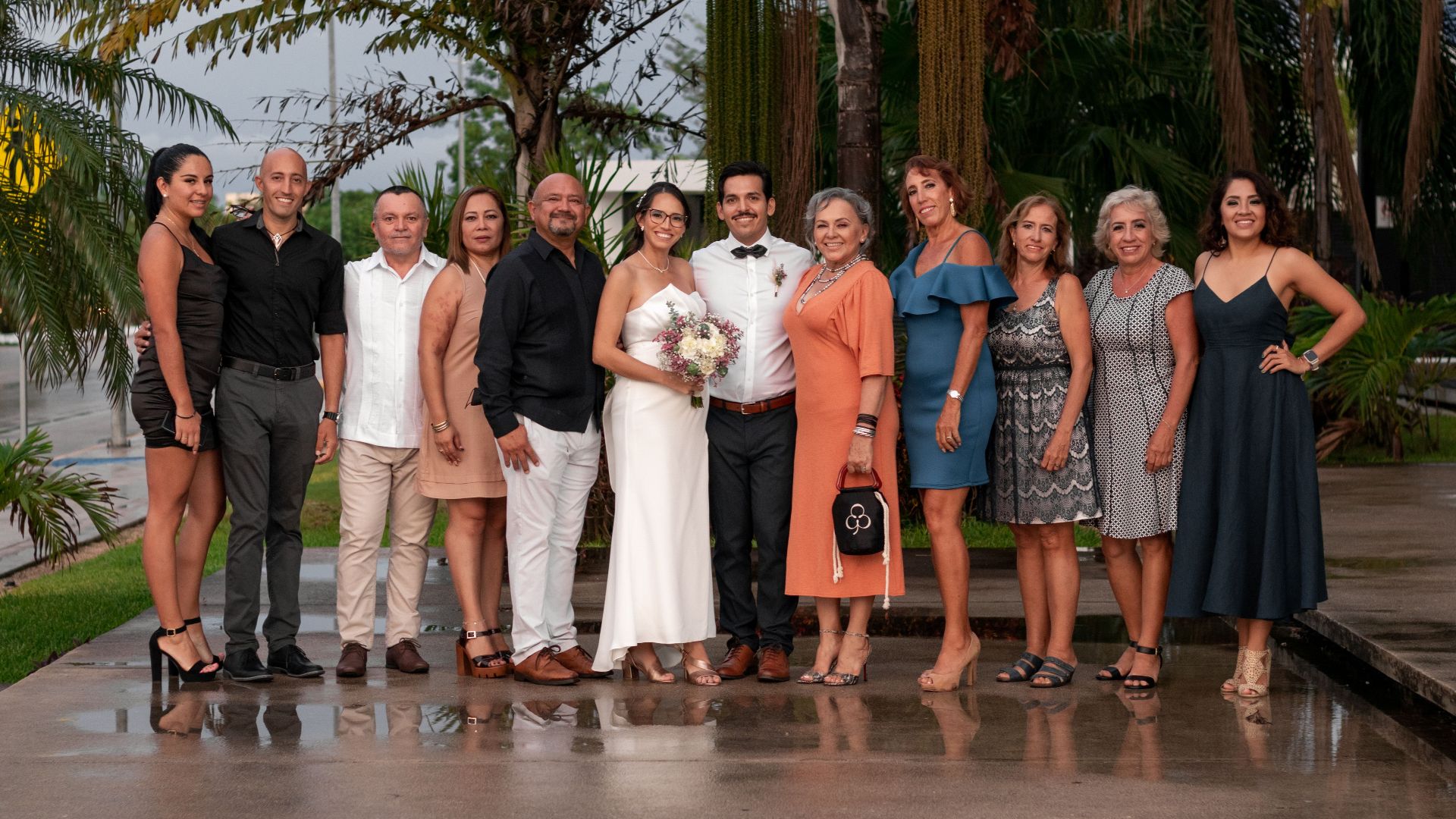 A stylish wedding group portrait in Mérida, Mexico capturing family and friends in elegant attire.